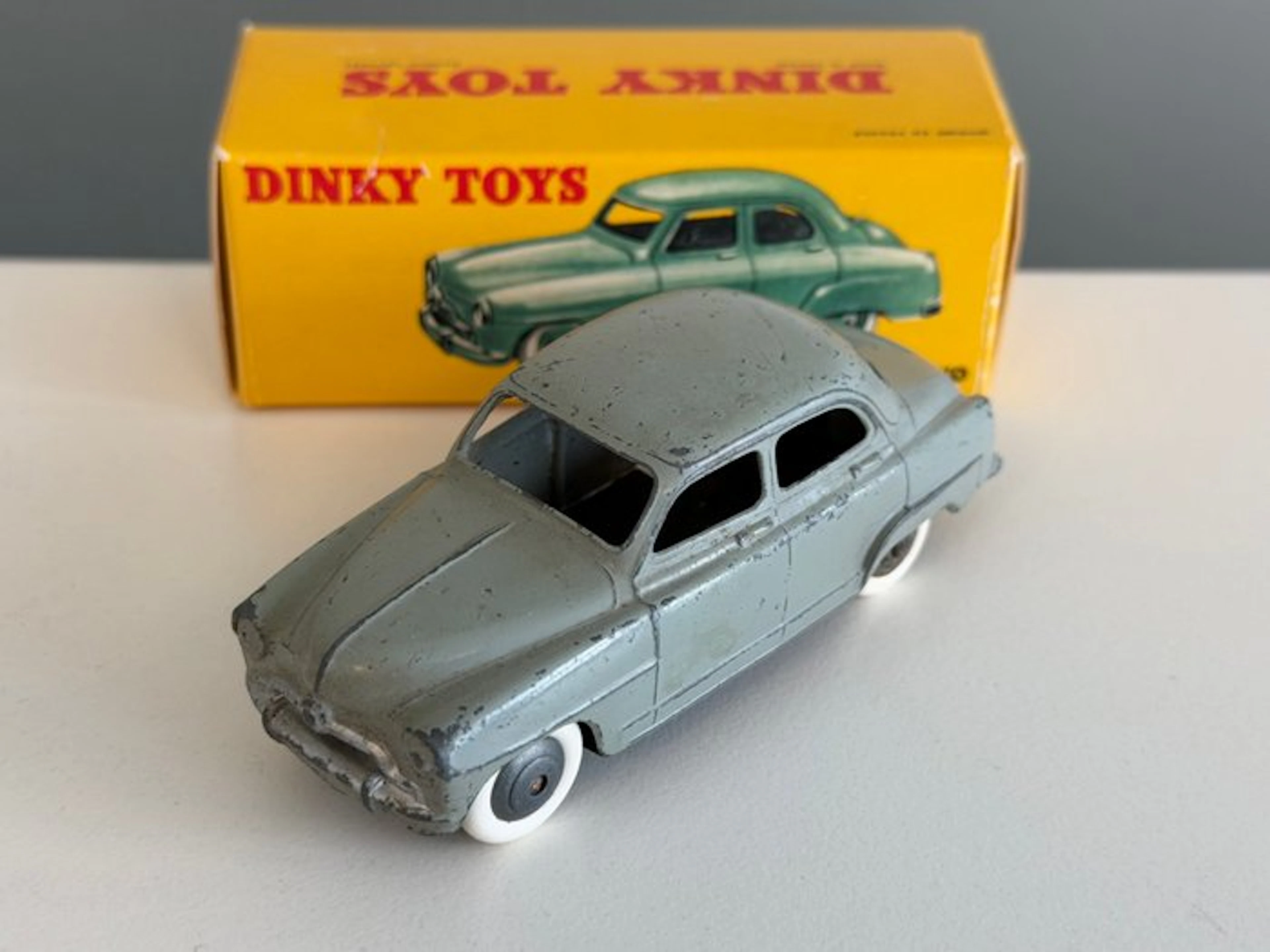 Dinky Toys 1:43 - Model car - Simca 9 Aronde Ref 24U...