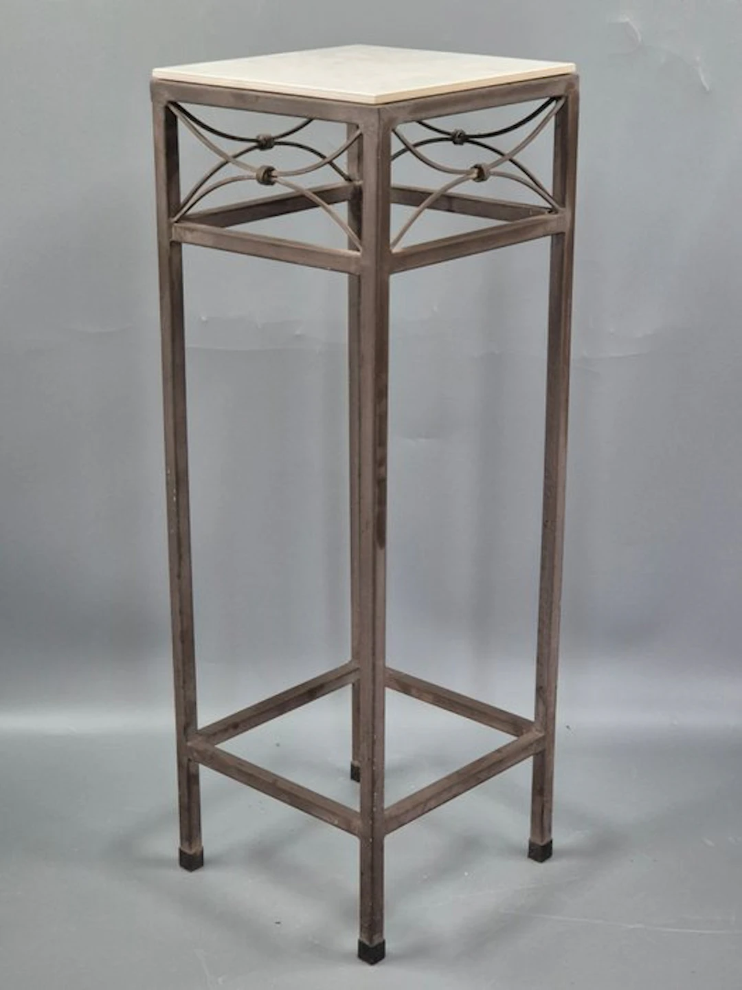 Elegante Blumensäule aus Metall mit Heller Steinplatte –...