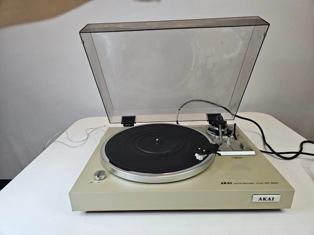 Akai - AP-B20C Belt-Drive Semi-Automatic Turntable