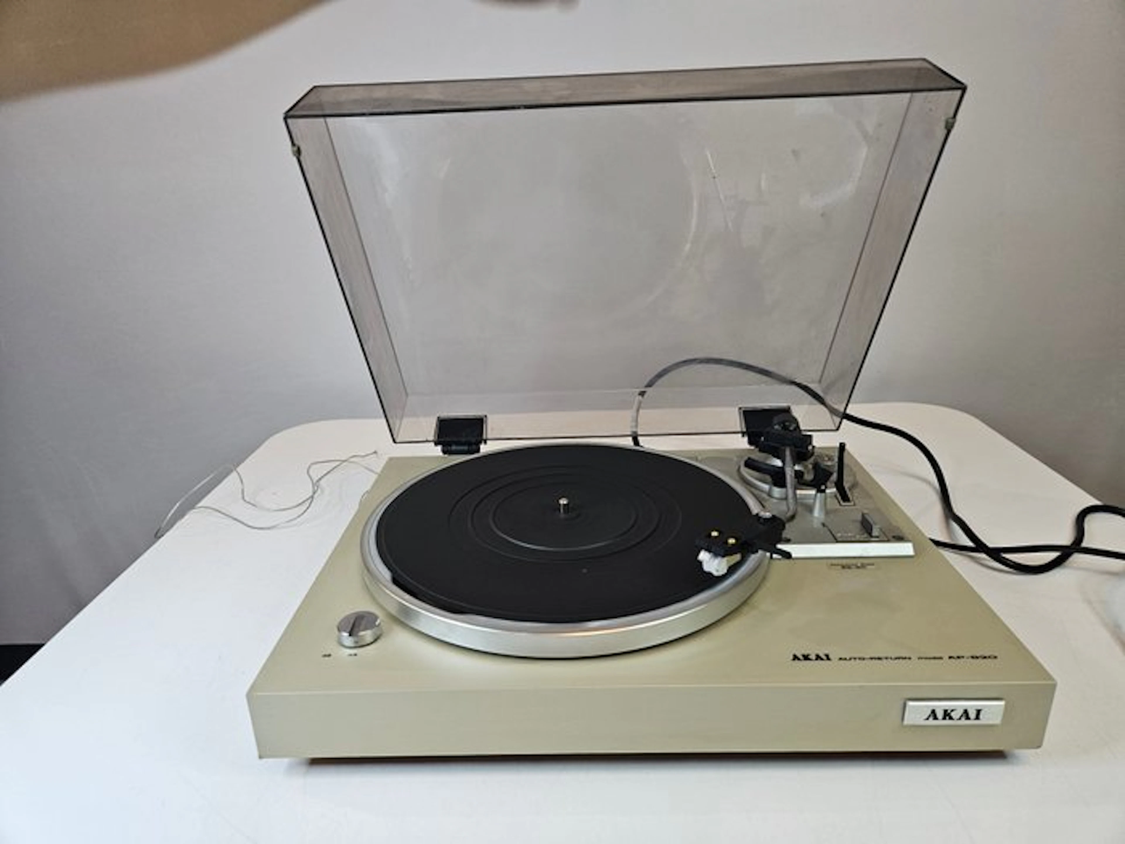 Akai - AP-B20C Belt-Drive Semi-Automatic Turntable