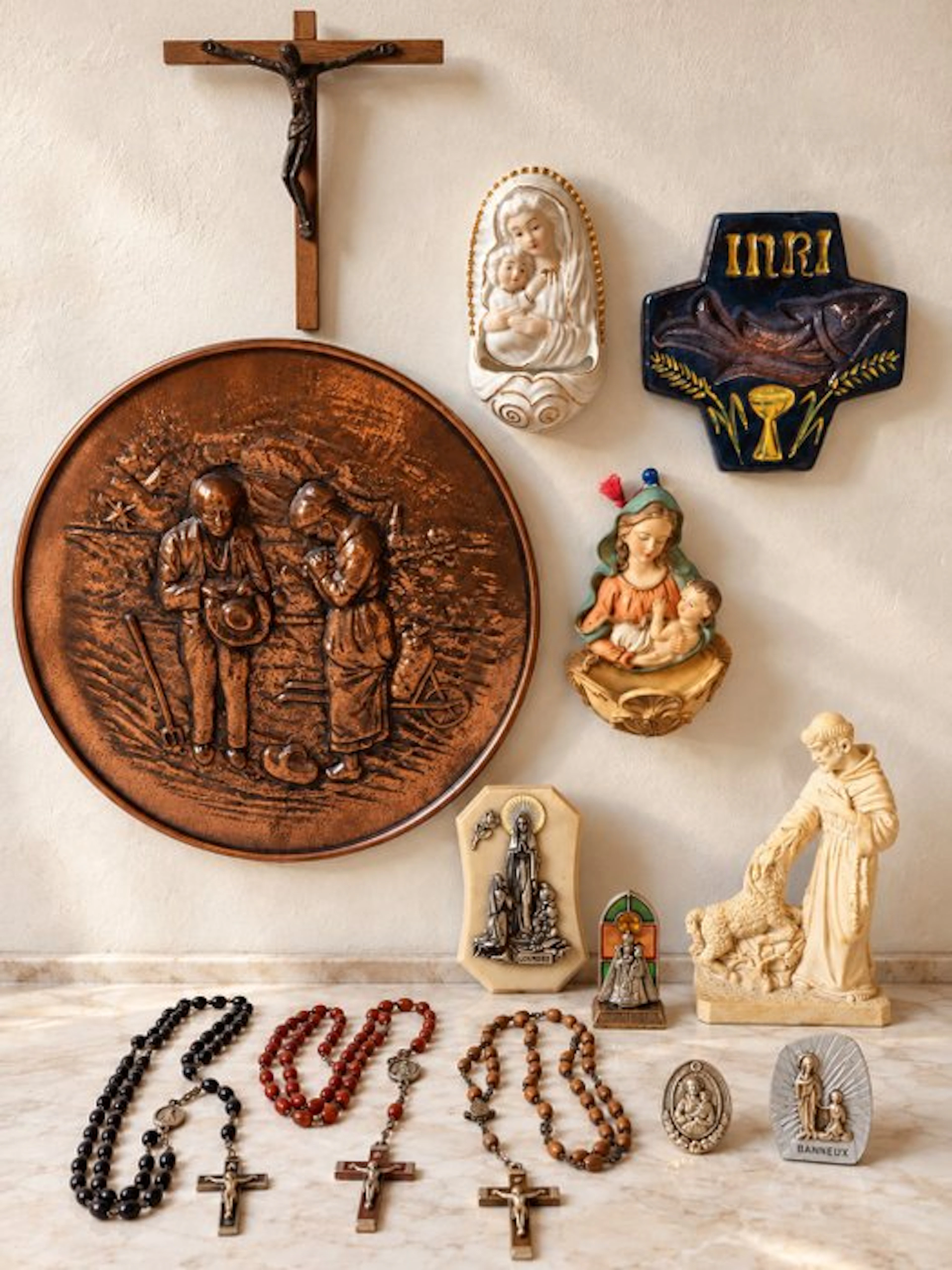 Collection of 13 Catholic devotional objects (13) - Bronze