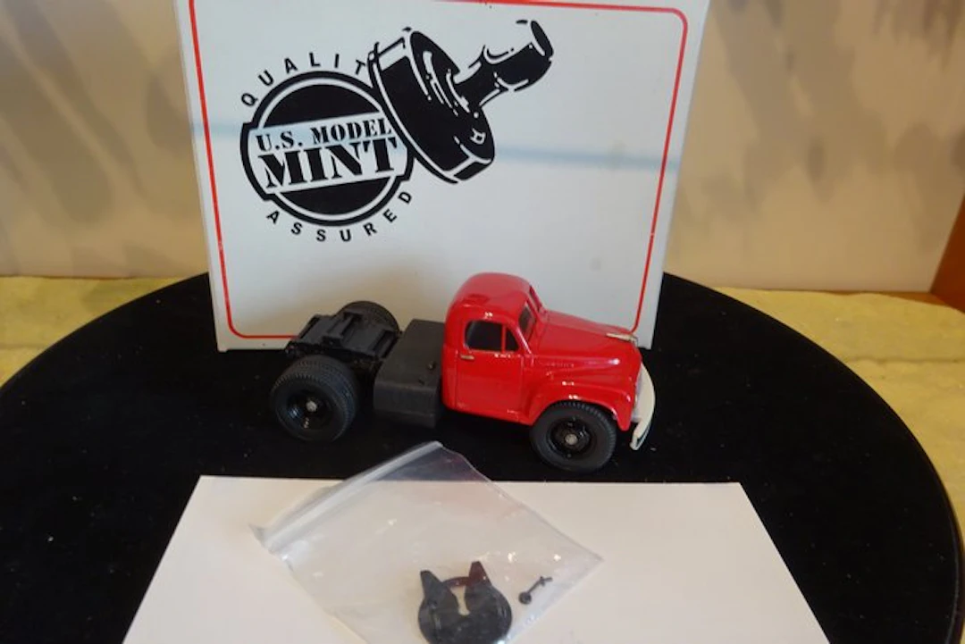 U.S. Model Mint - Model truck - 1950 Studebaker semi tractor (Cherokee Red)