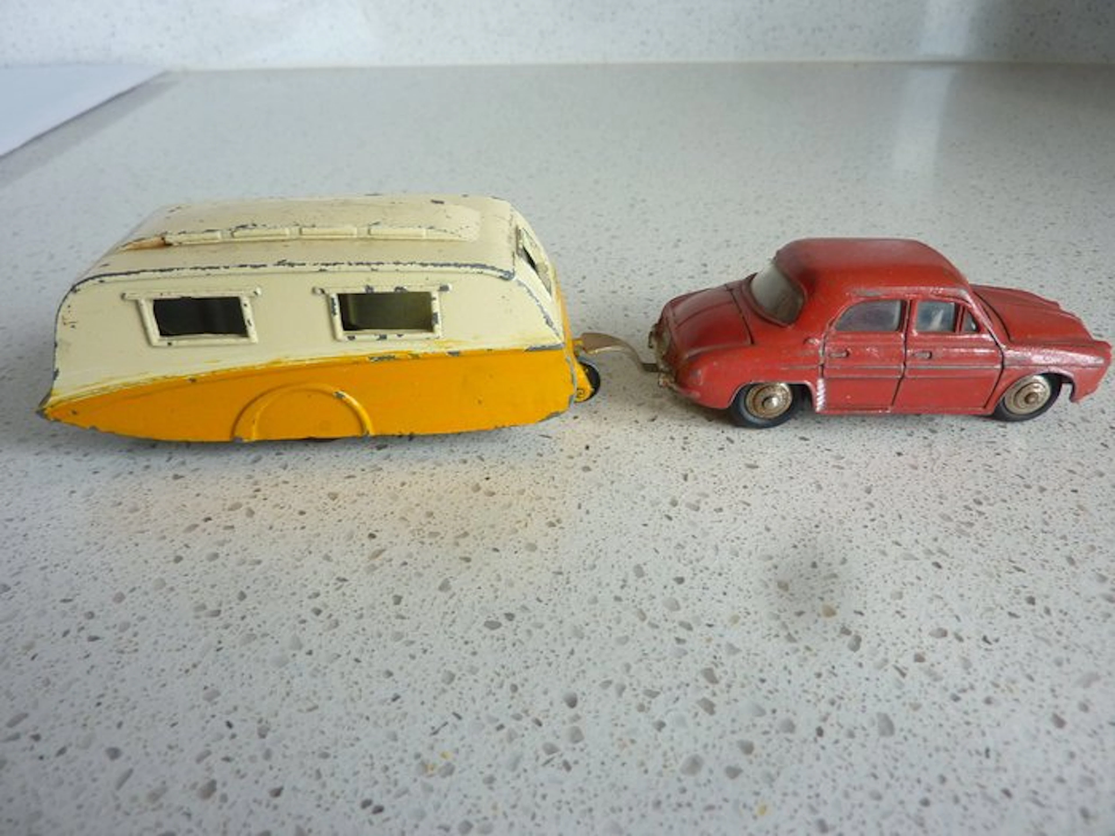 Dinky Toys 1:43 - Model car (2) - Renault Dauphine met...