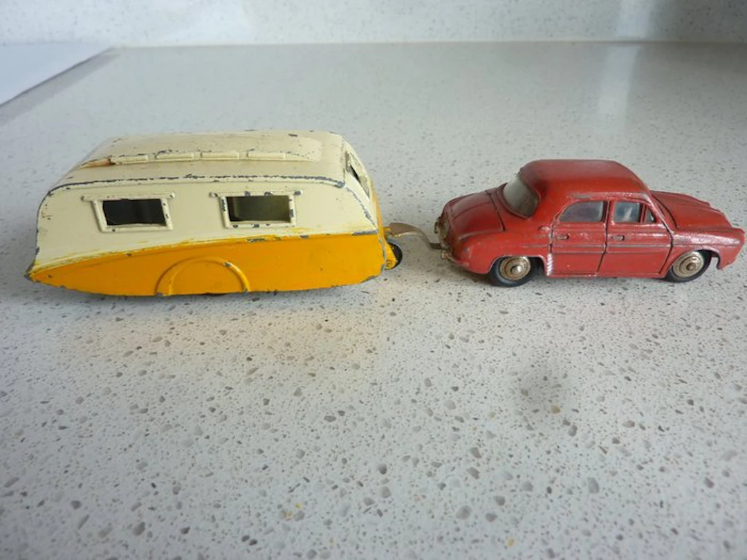 Dinky Toys 1:43 - Model car (2) - Renault Dauphine met...