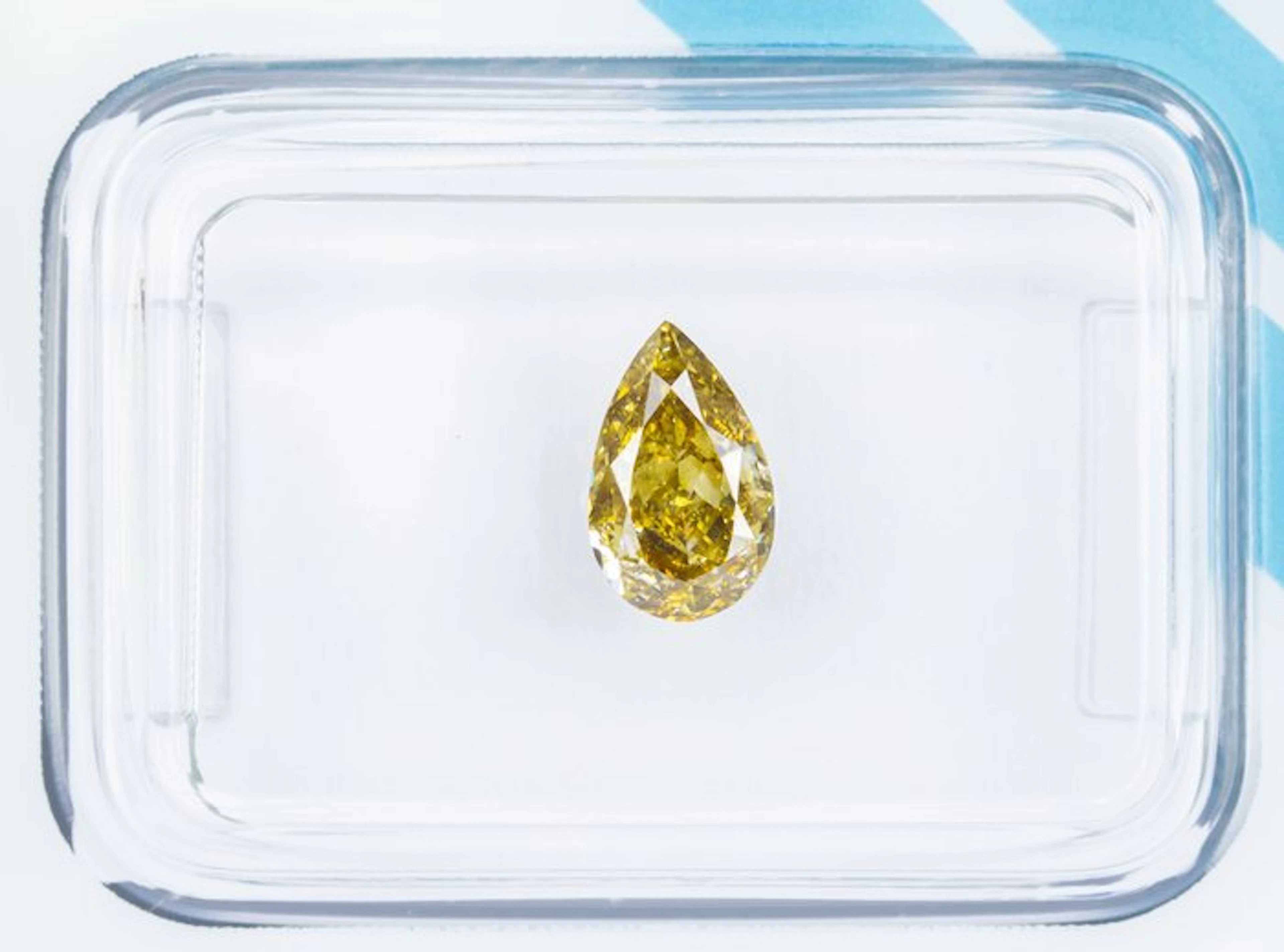 No reserve price - 1 pcs Diamond (Natural coloured)...