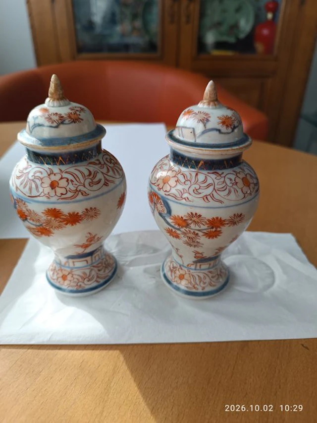 Pair of small general vases (miniature) in Chinese porcelain