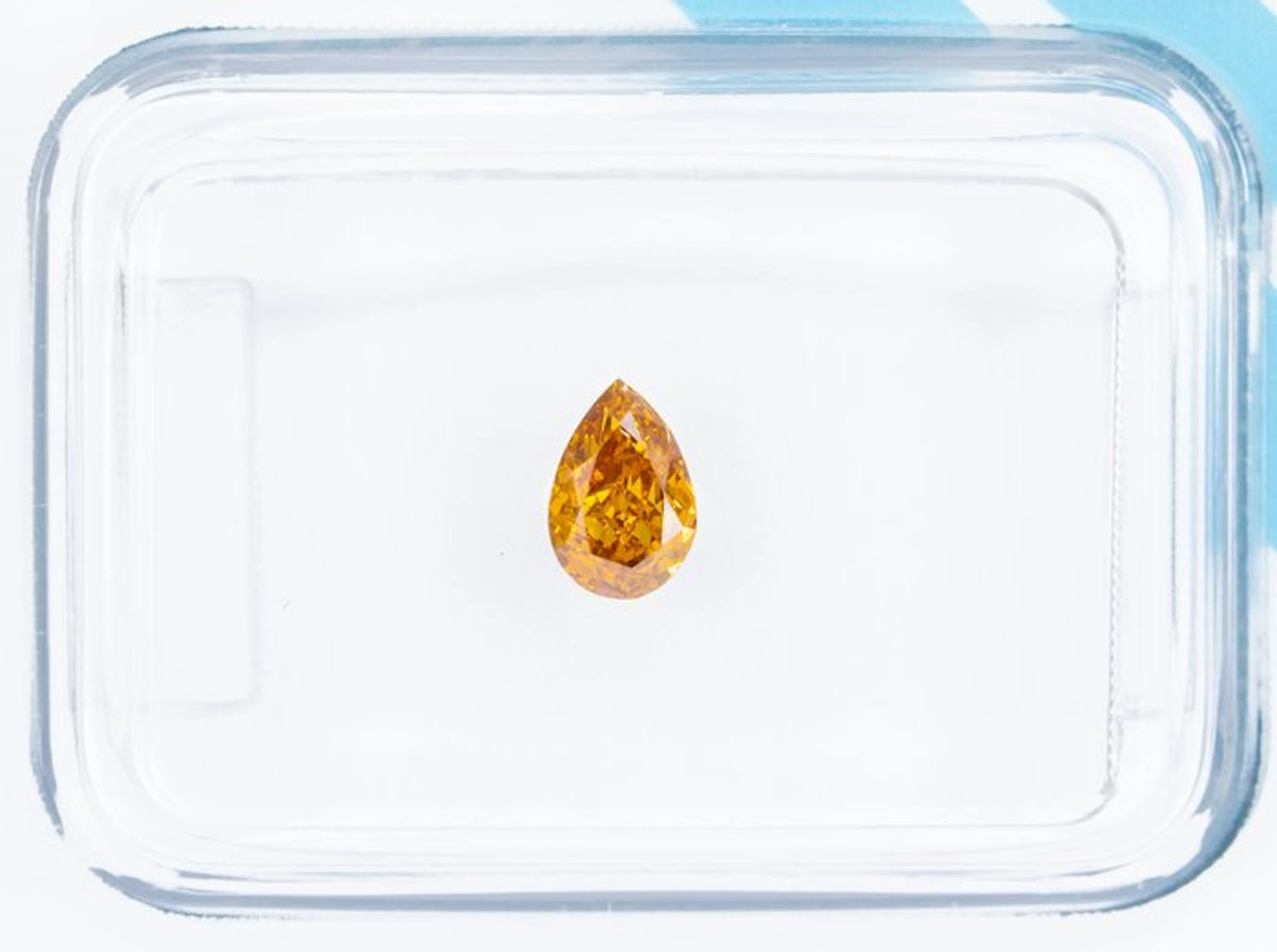 No reserve price - 1 pcs Diamond (Natural coloured)...