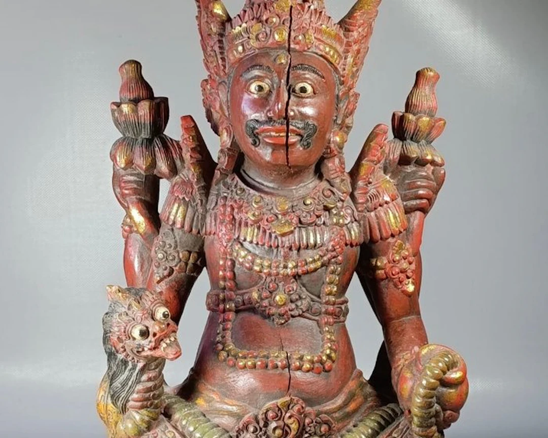 Sculpture balinaise en bois polychromé et doré – Divinité...