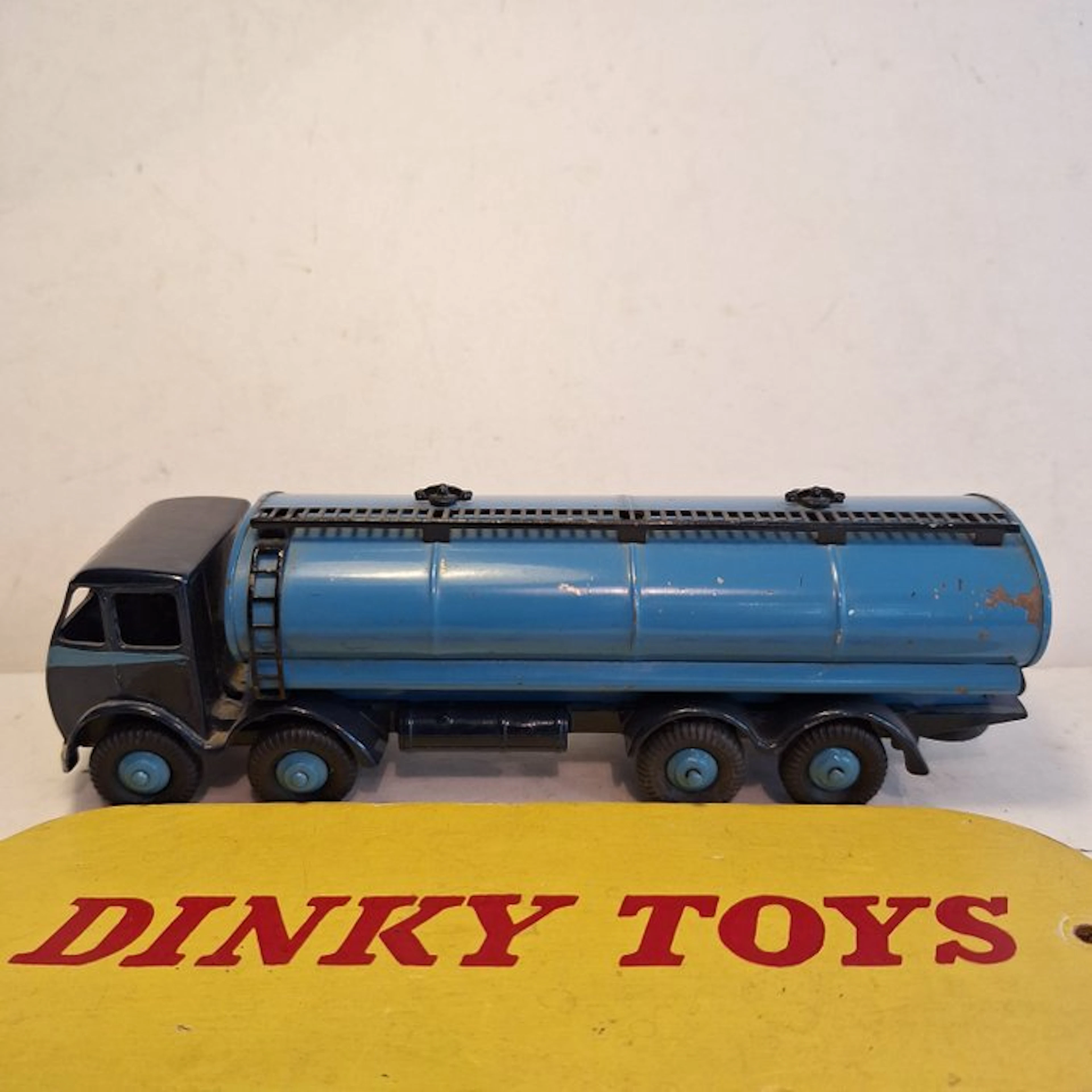 Dinky Toys 1:50 - Model car - Foden Tankwagen - Dinky Supertoys, 1st type girl