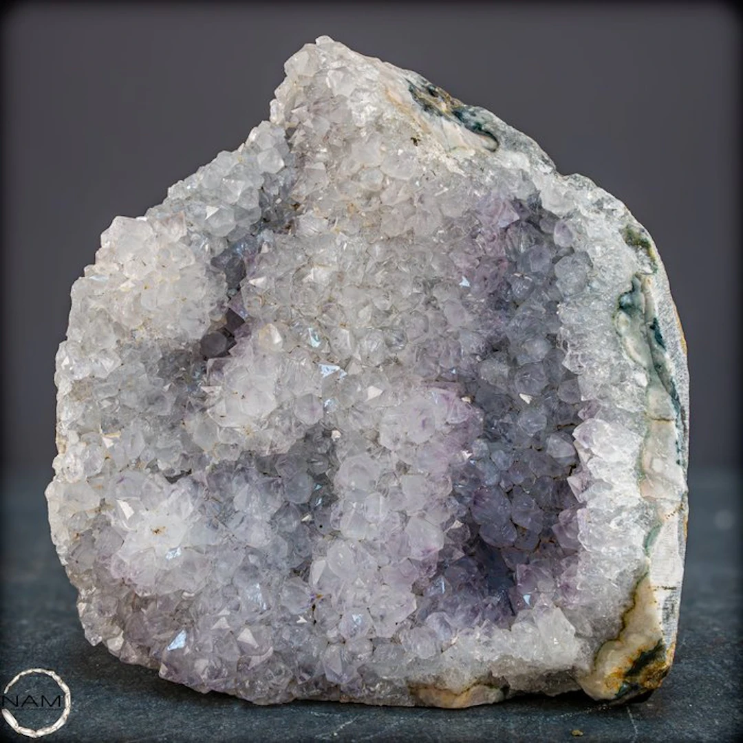 Icy Elegance – Impressive amethyst druzy with a delicate...