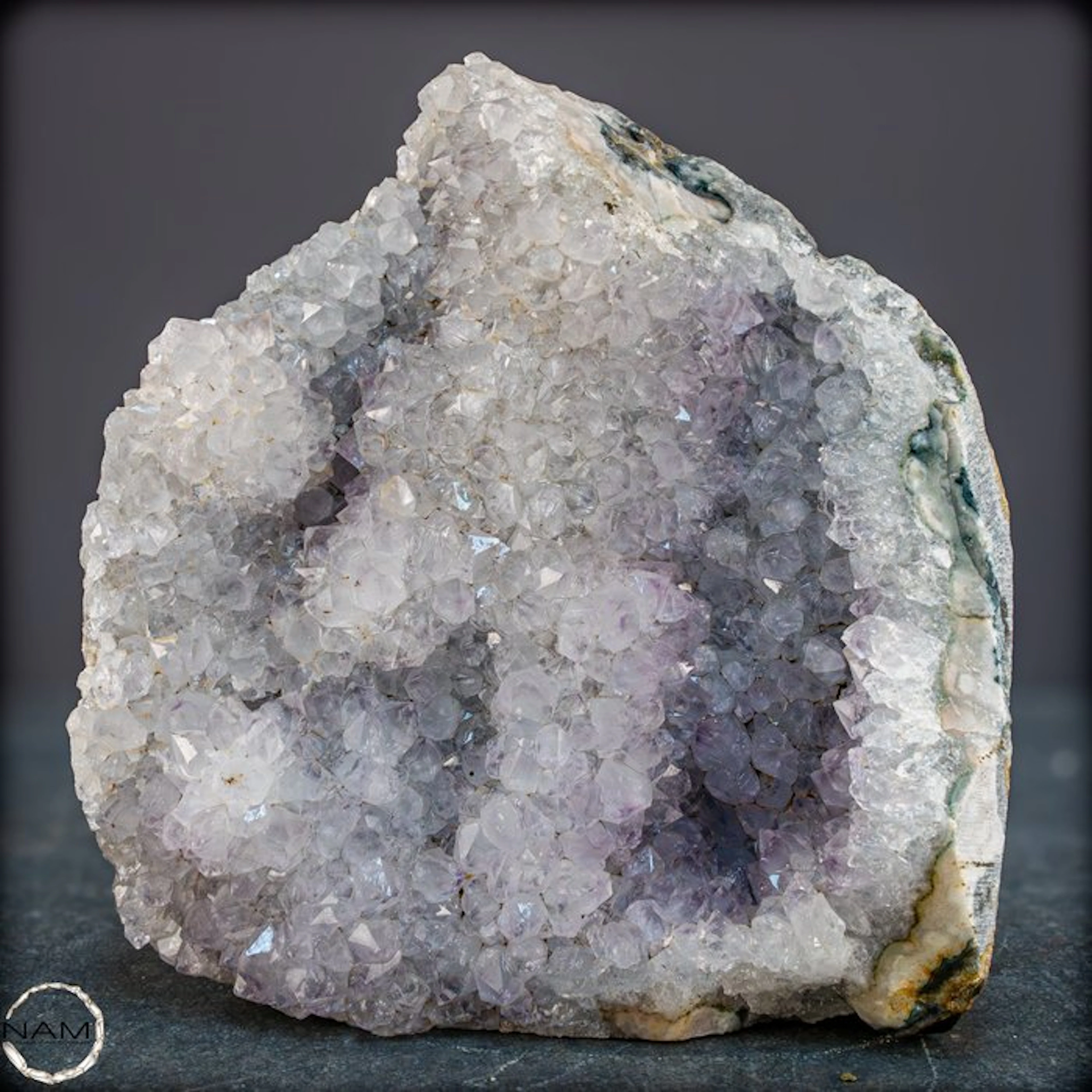 Icy Elegance – Impressive amethyst druzy with a delicate...