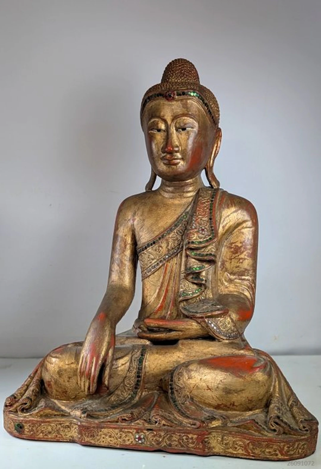 Antiek standbeeld Burmese Buddha Mandalay stijl