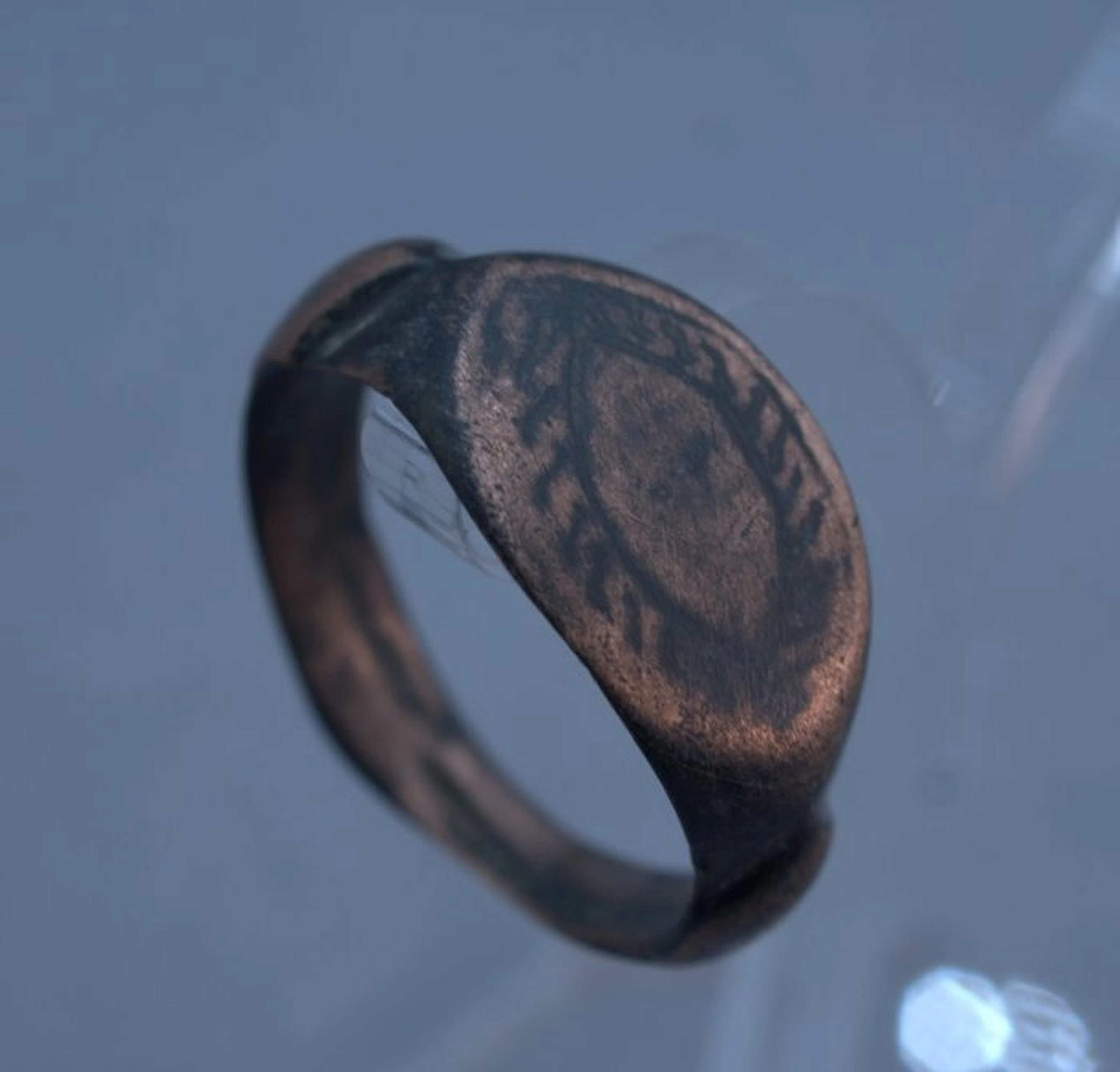 Ancient Roman Bronze Ring with a Stylised Vulva, symbol of Fertility - 21 mm