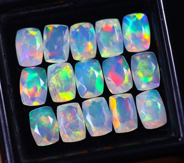 5.61 cts - Top Colors - 15 Faceted Opals - Beautiful Play of Colors- 1.12 g