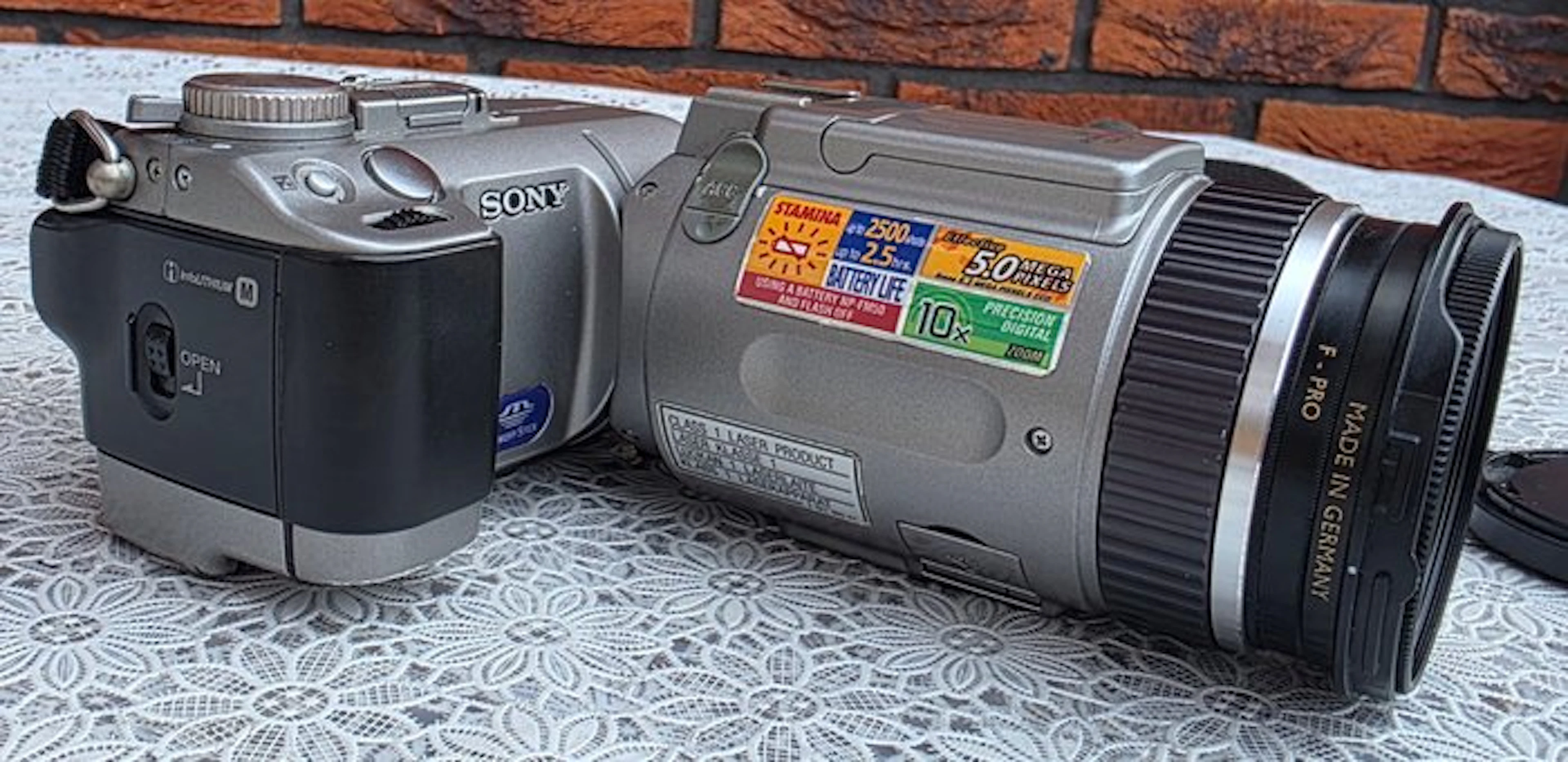 Sony DSC-F707 with Carl Zeiss Lens - Digital camera