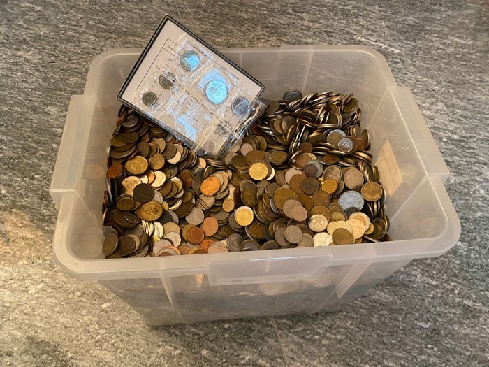 World. Collection of 9 kg of world coins and some tokens (No reserve price)