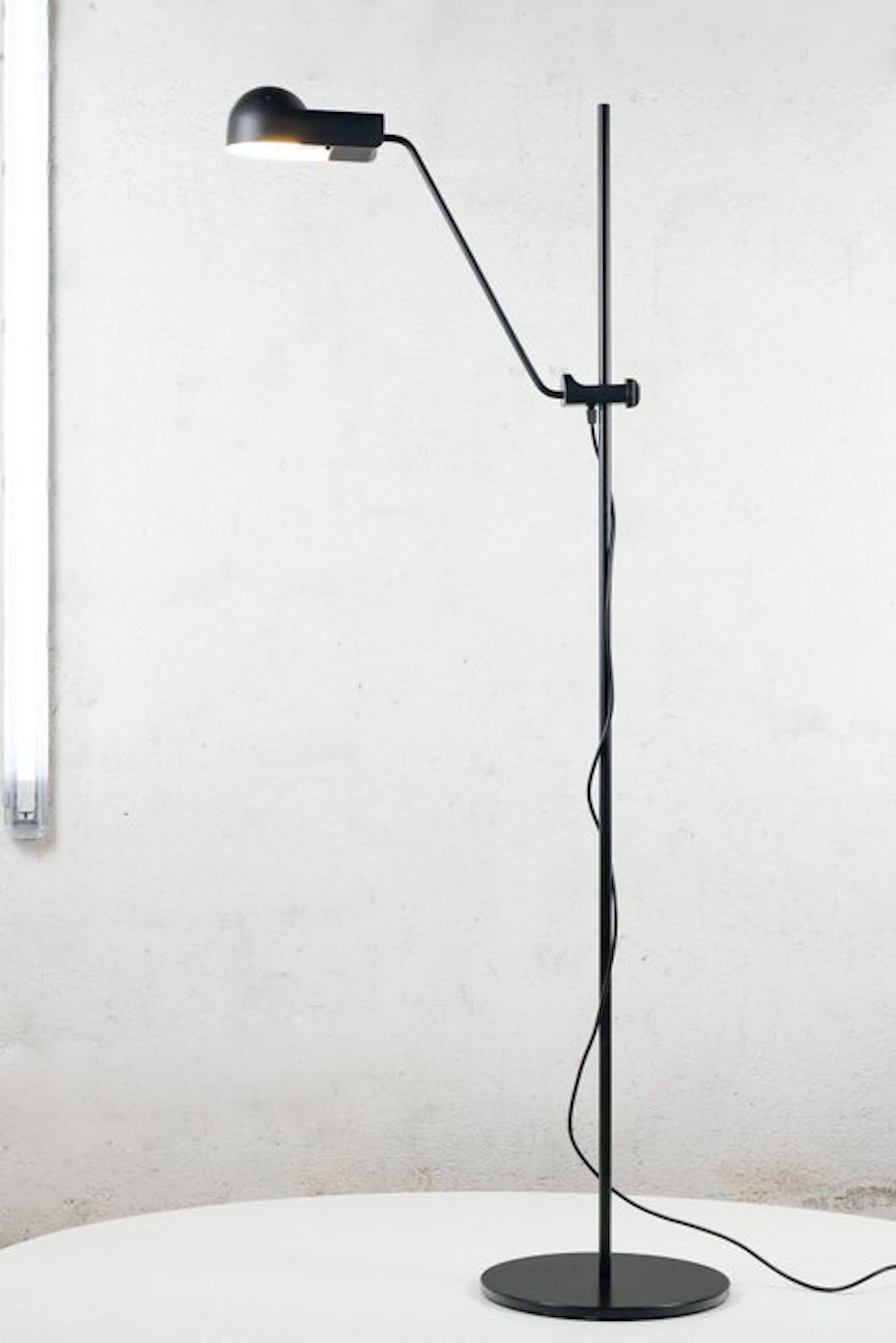 Karakter - Joe Colombo - Floor lamp - Domo Floor - Black - Steel
