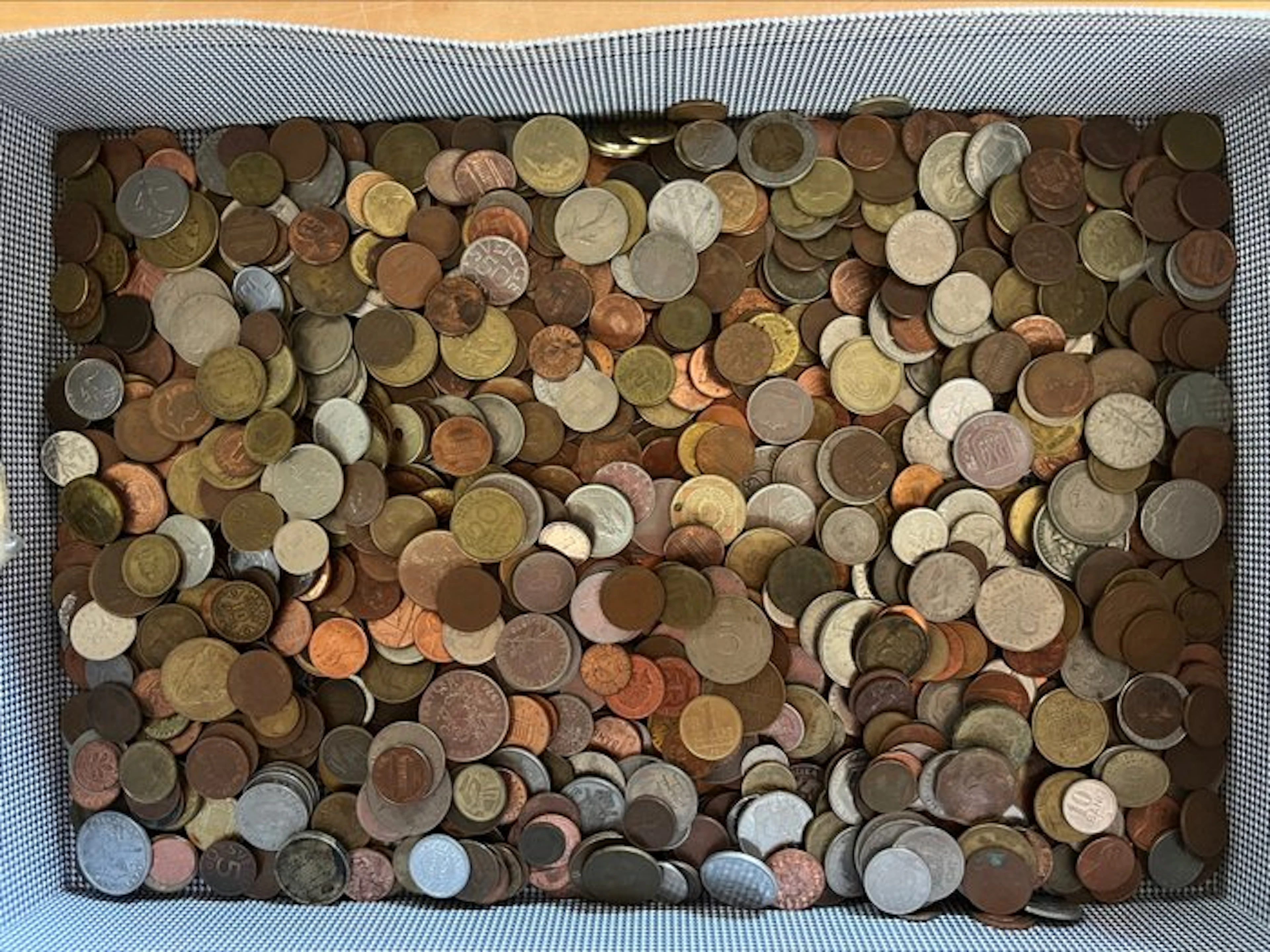 World. Lotto di 8 Kg Monete - 4 Kg Mondo + 2 Kg Regno...