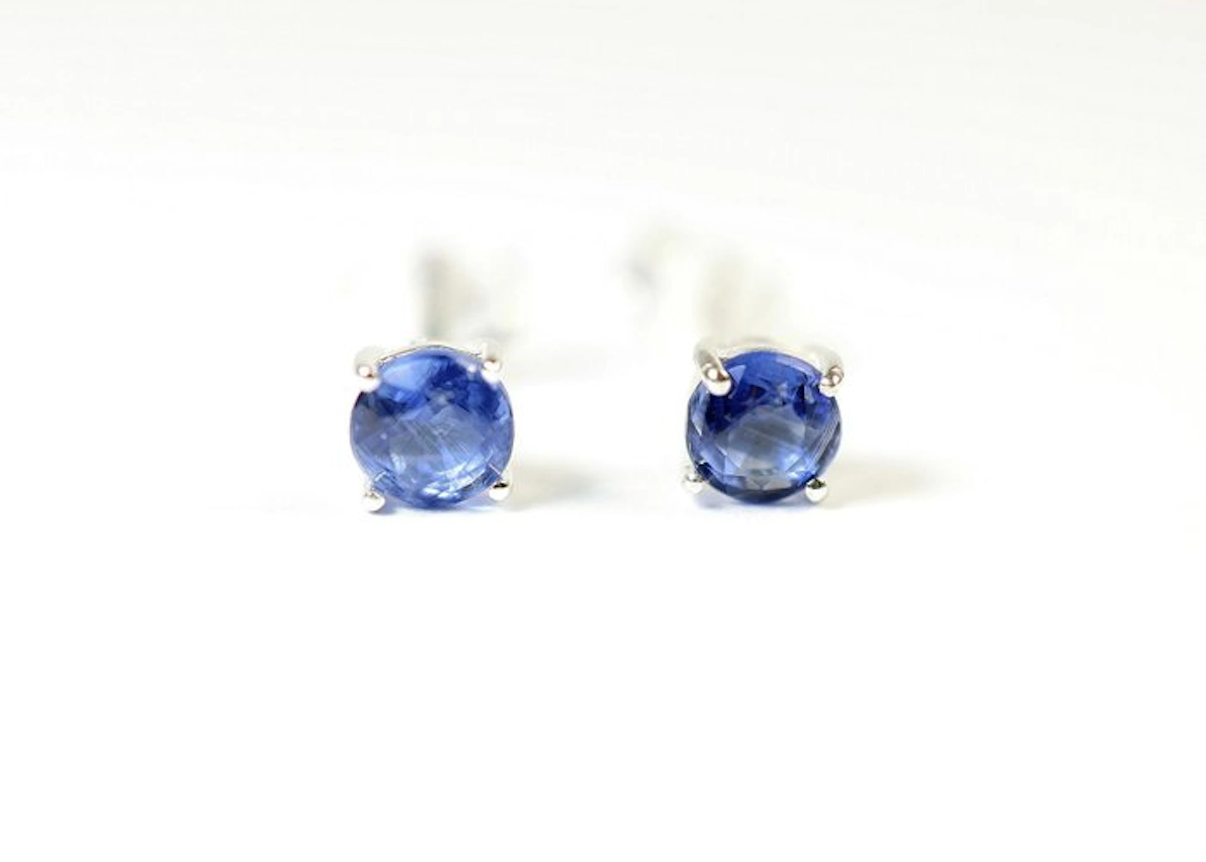 Kyanite 2 stud earrings / new- 0.64 g - (2)