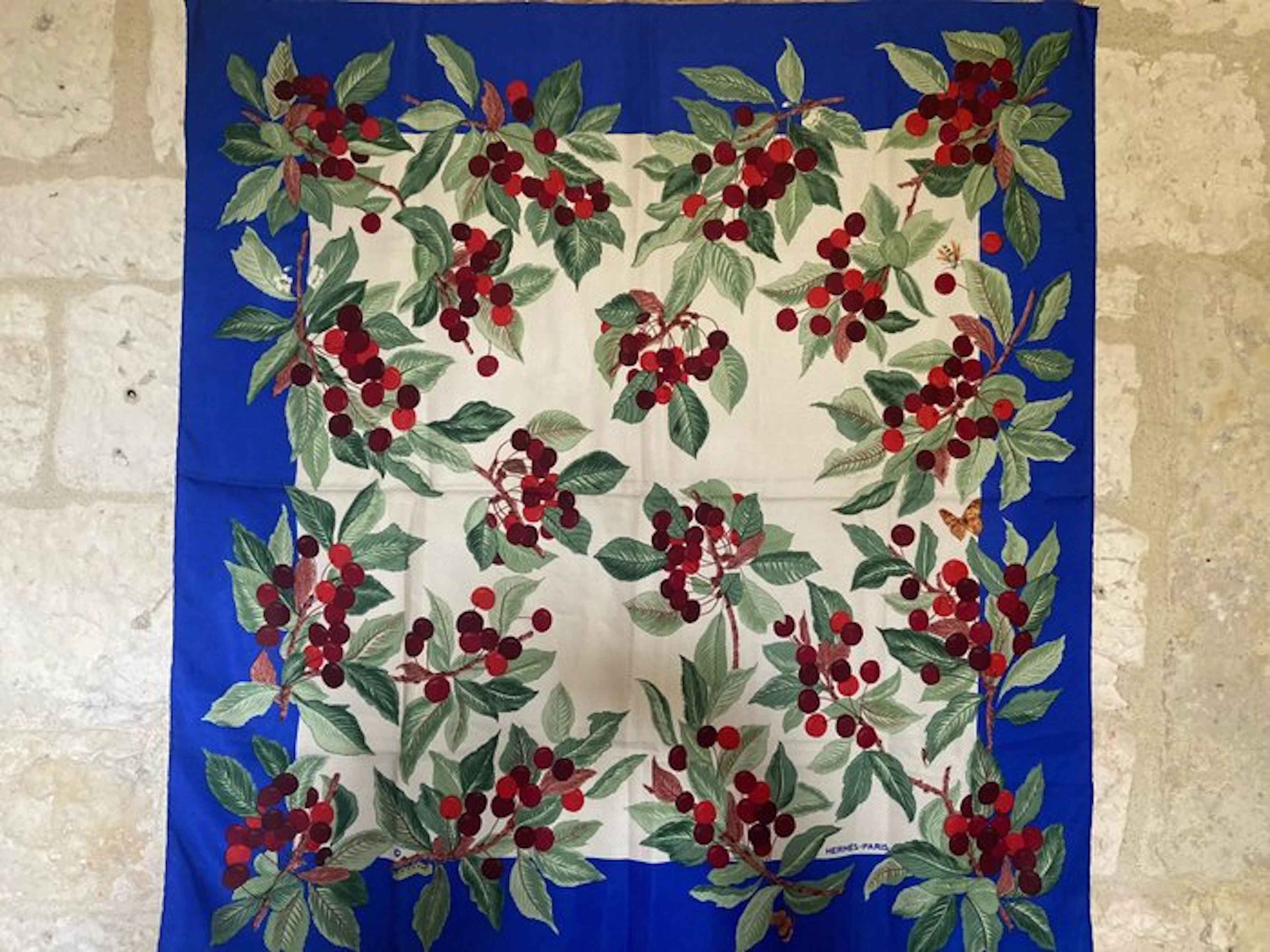 Hermès - " Cerises" créé par Madame la Torre en 19662 - Scarf