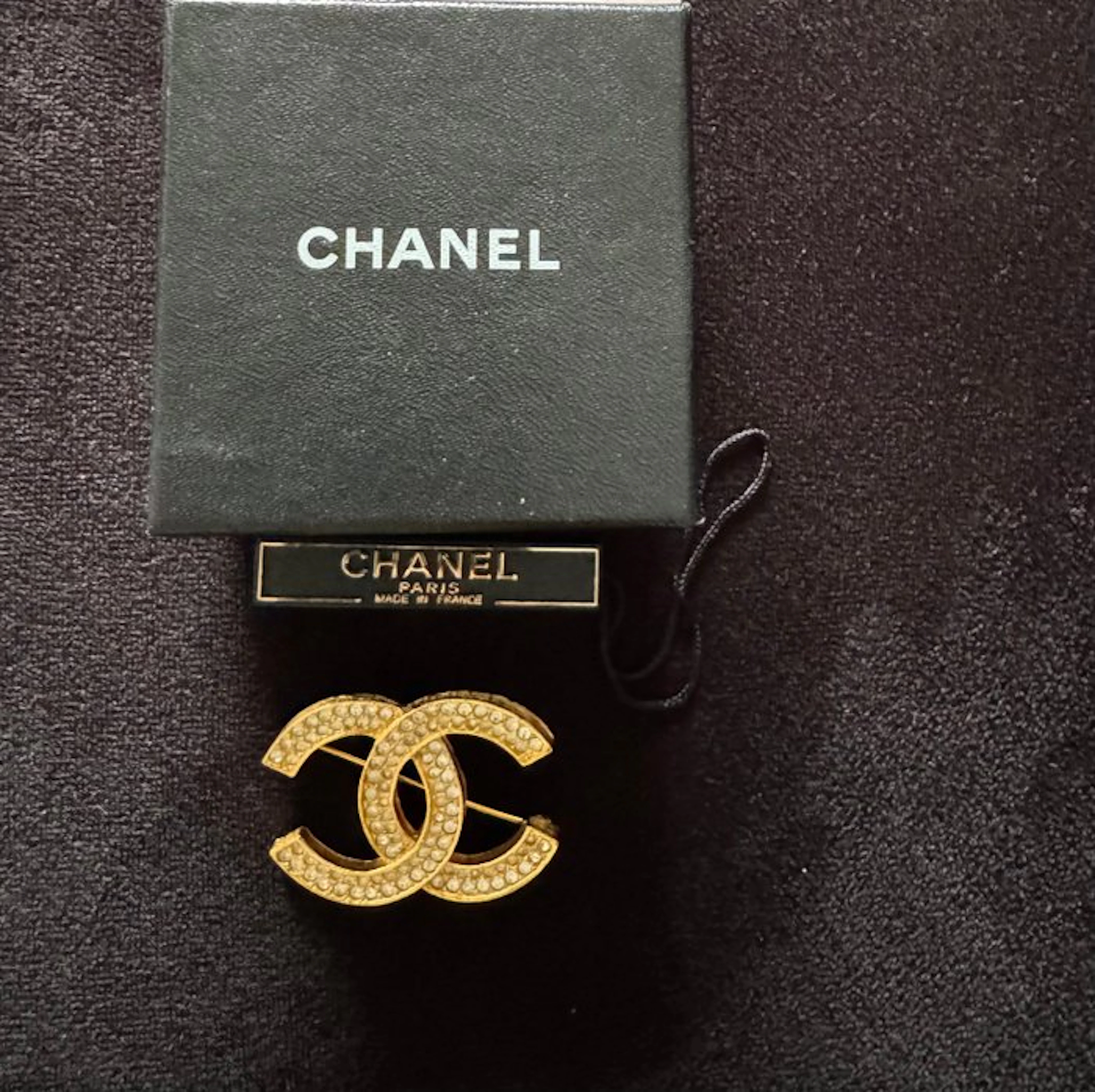 Chanel - Synthetic gemstone - Gold-plated, Metal - Brooch