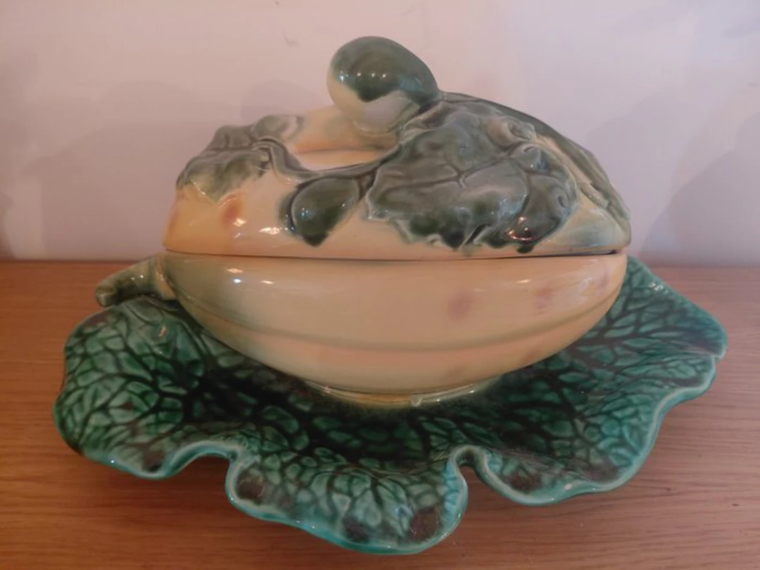 PV - Serving dish - Soupière chou avec soucoupe - Earthenware - Barbotine