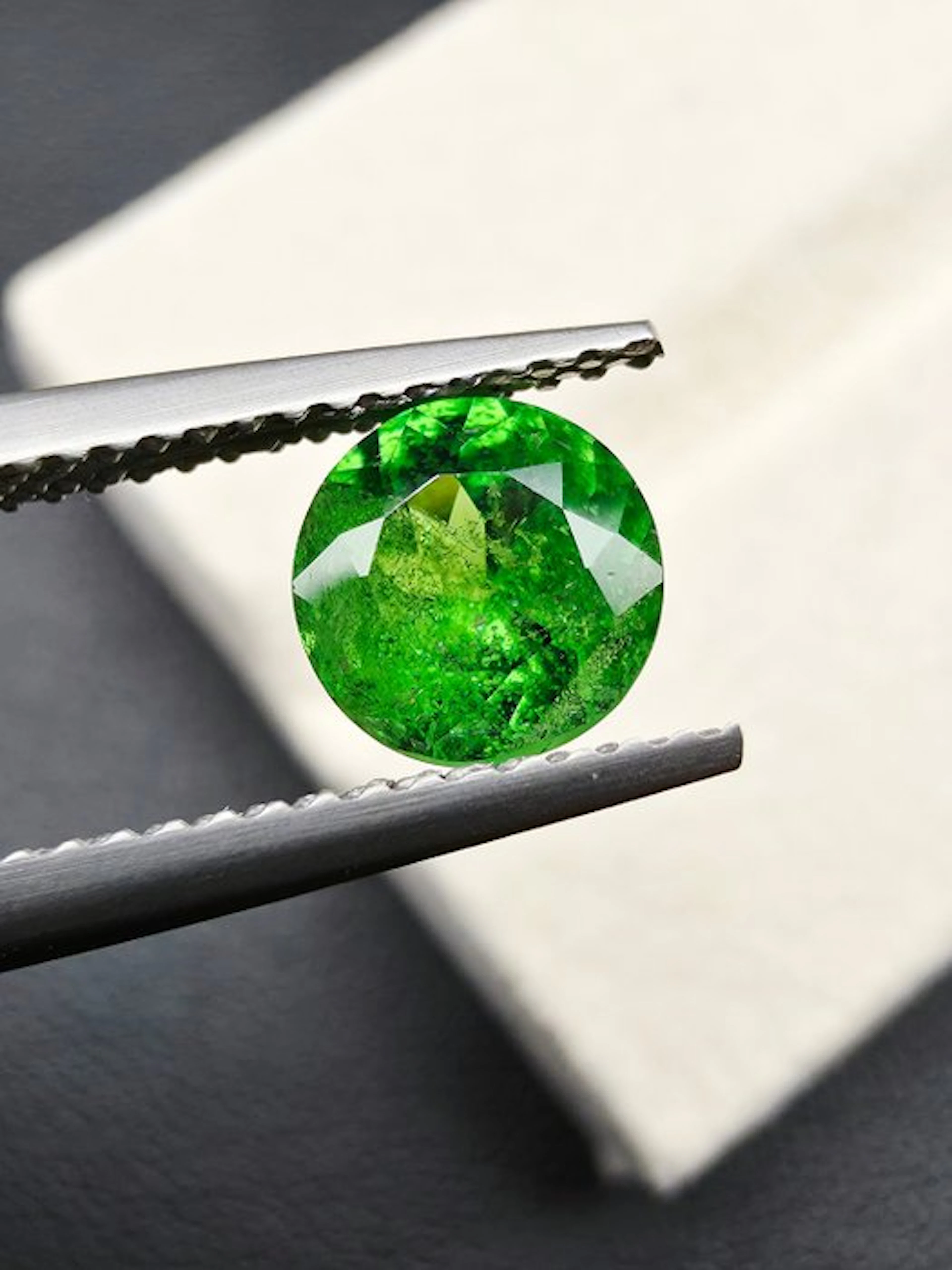 Green Tsavorite - 1.29 ct - International Gemological Institute (IGI)