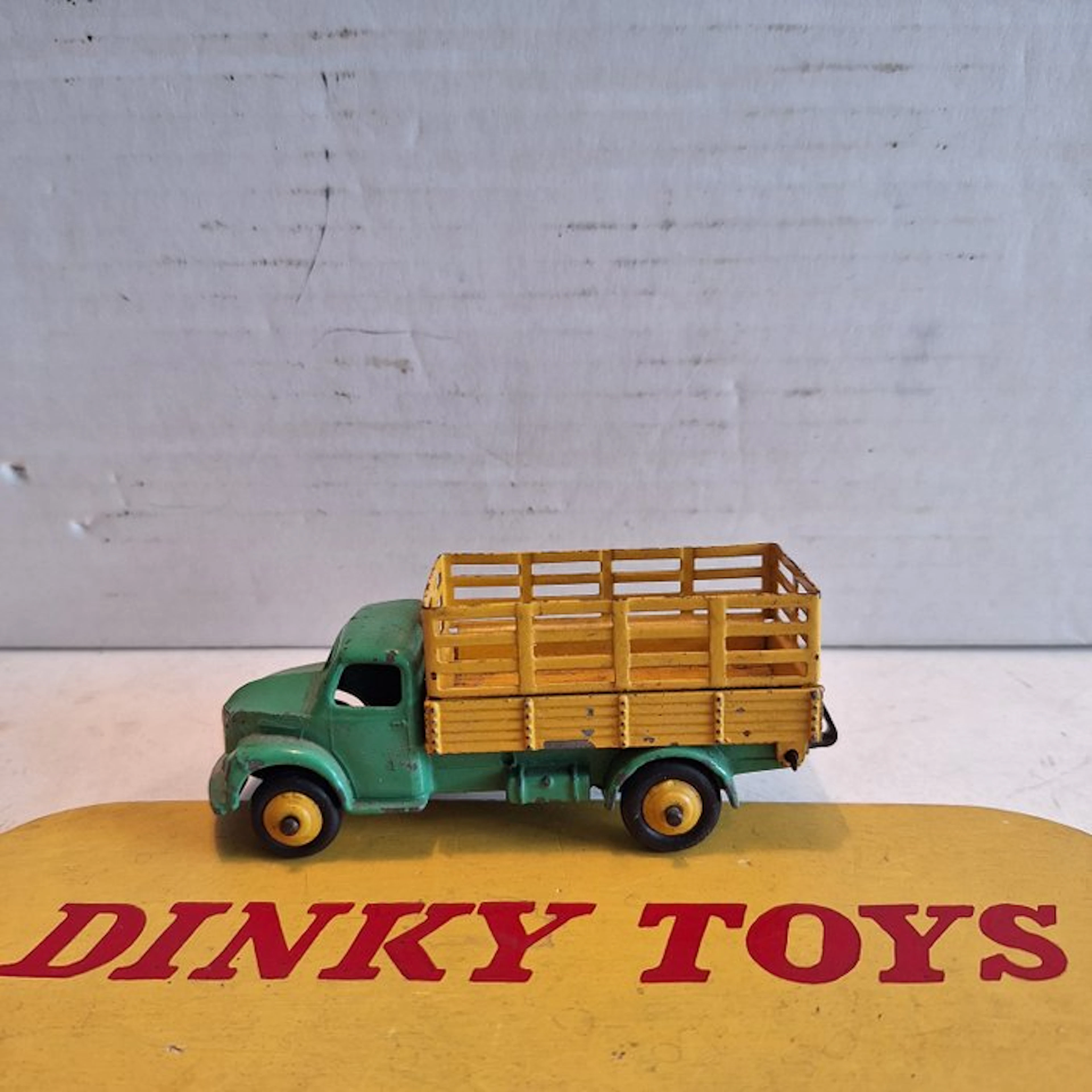 Dinky Toys 1:43 - Model car - Dinky Toys - Farm Produce Wagon