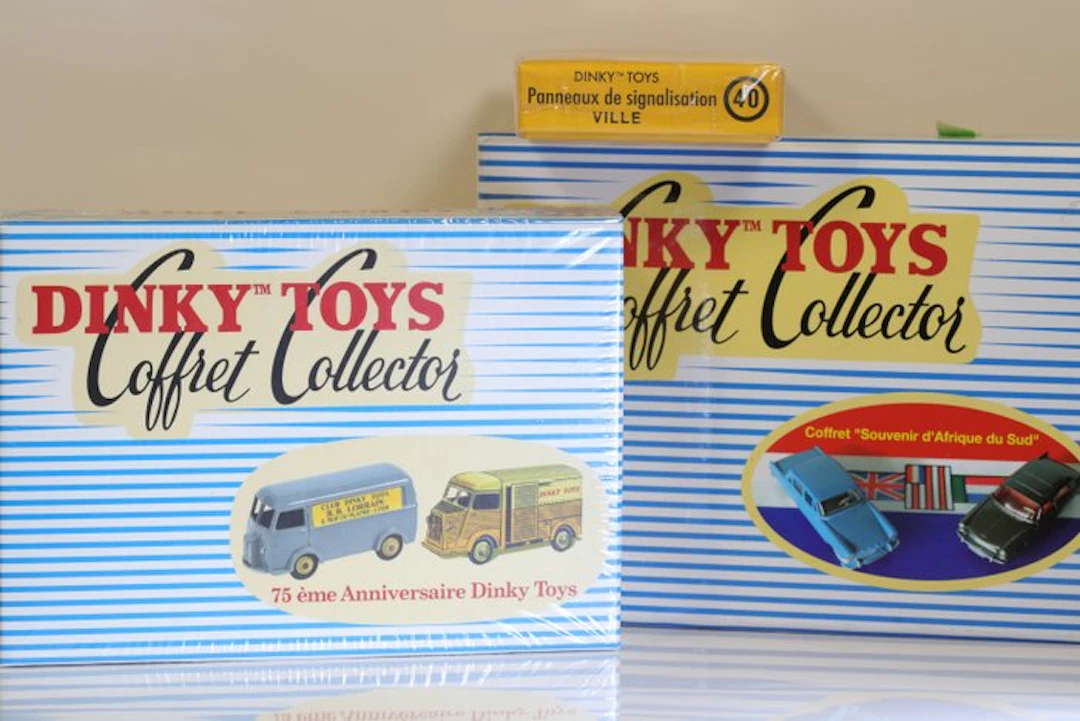 Atlas, Dinky Toys 1:43 - Model car (3) - Collector’s Set & town road sign