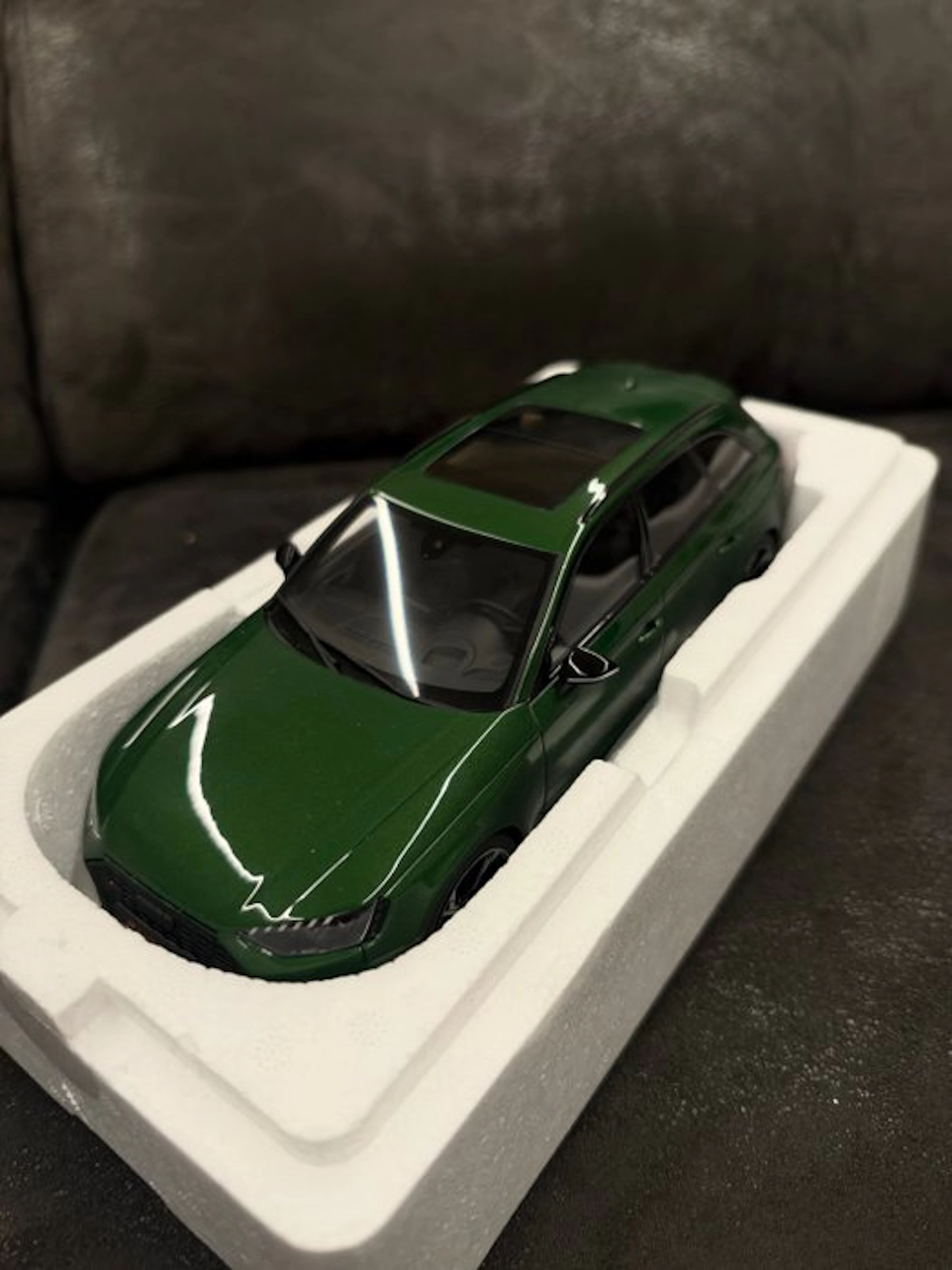 GT Spirit 1:18 - Model car - Audi RS 4 Avant