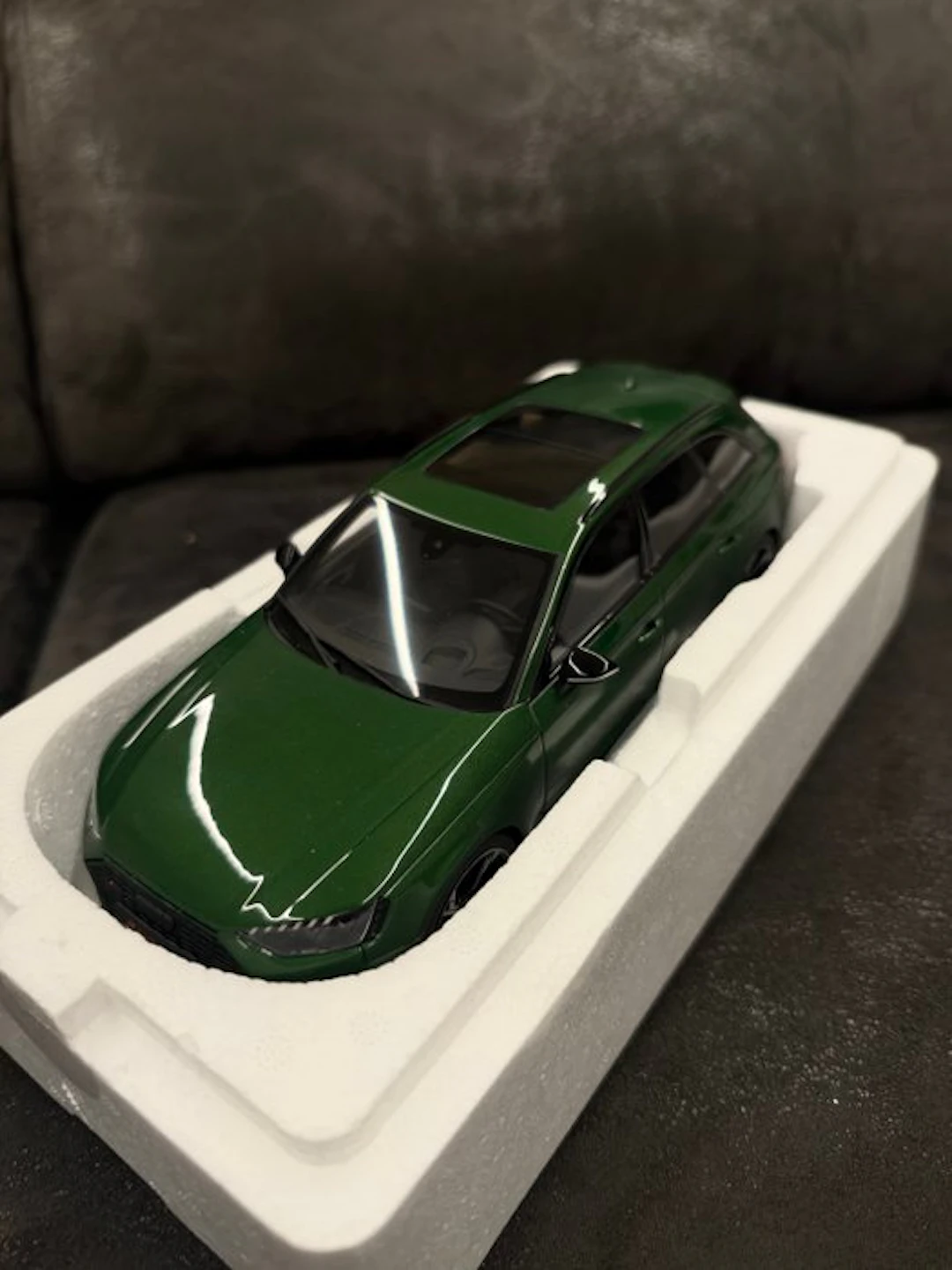 GT Spirit 1:18 - Model car - Audi RS 4 Avant