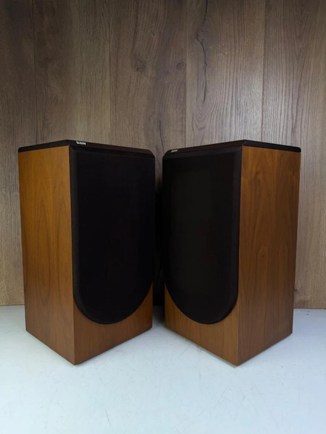 Bower & Wilkins - DM-22 - Matching Pair Speaker set