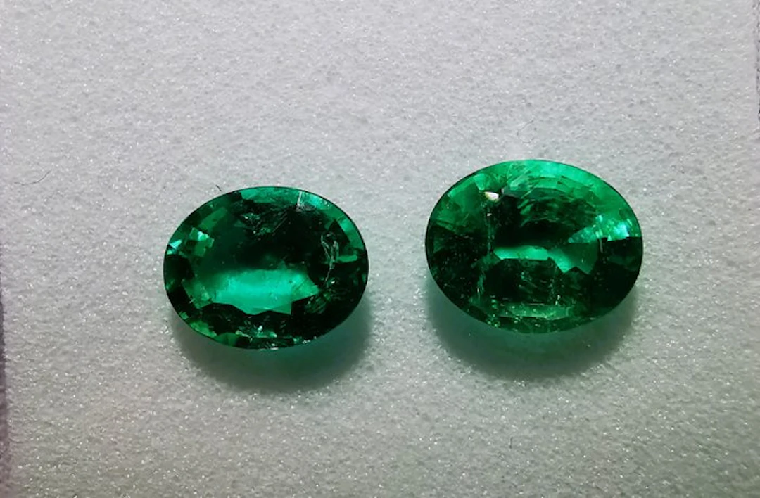 No reserve price - 2 pcs Green Emerald - 4.10 ct...