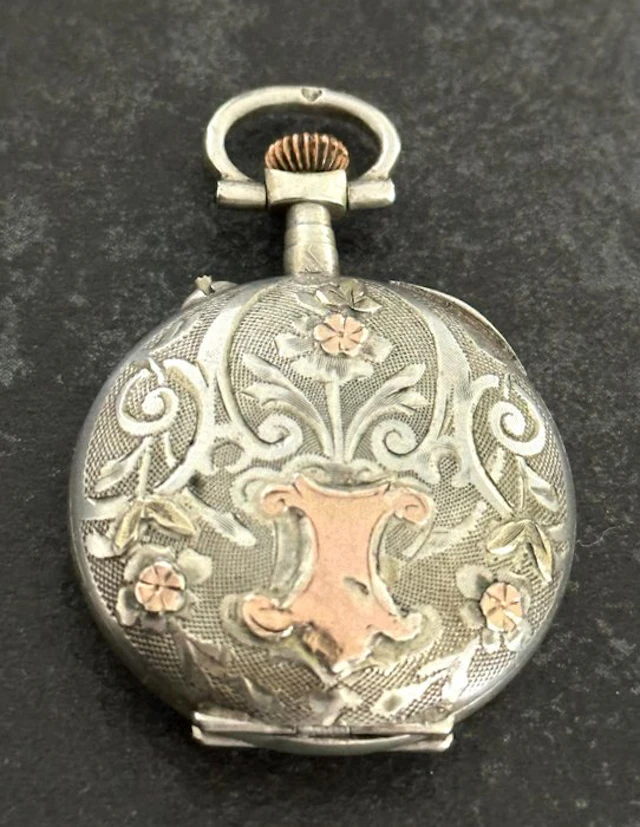 Montre de col - Boîtier argent et vermeil sculpté - pocket watch - 1900-1949