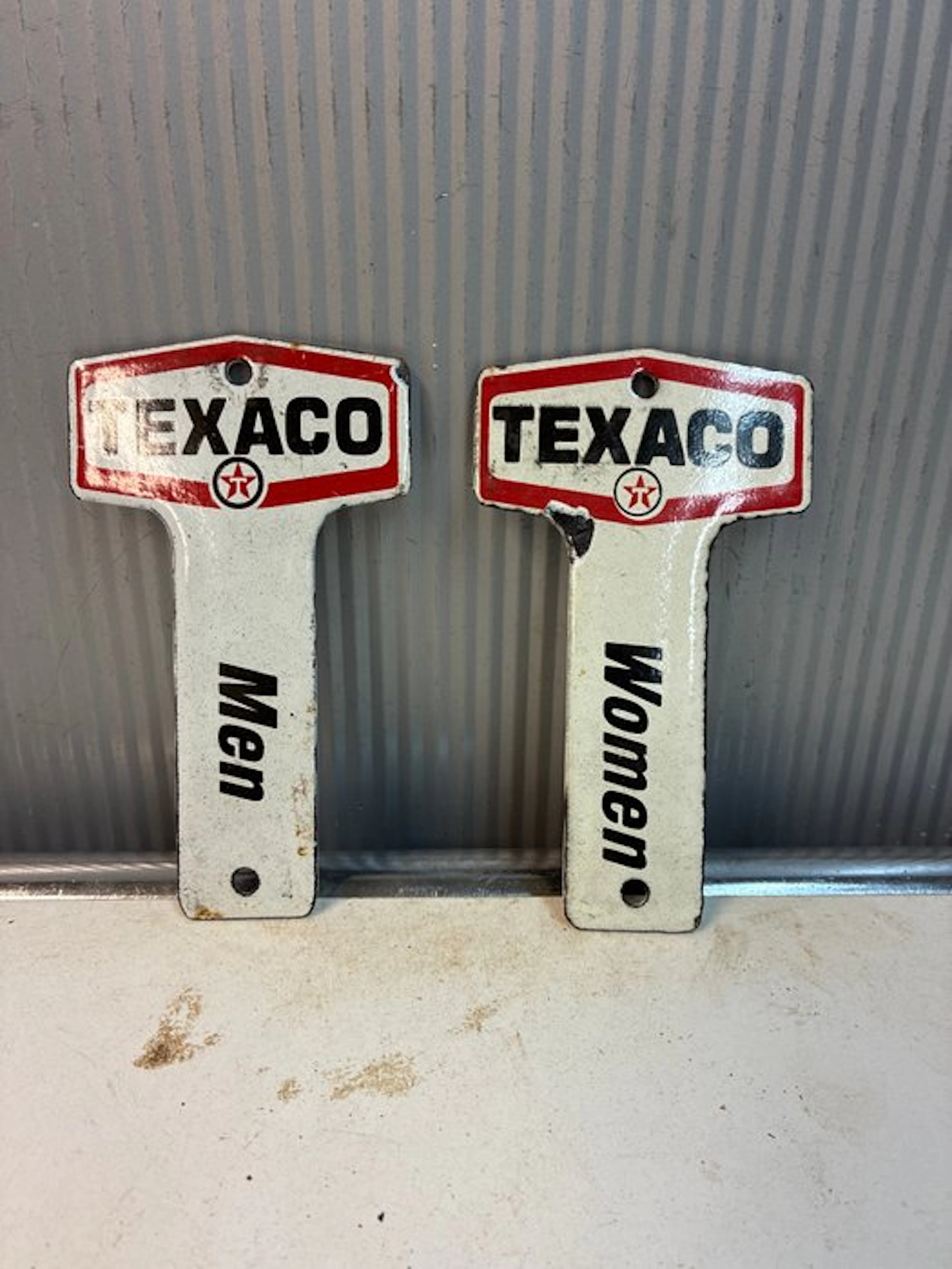 Texaco – Original set of enameled directional signs ‘Men’...
