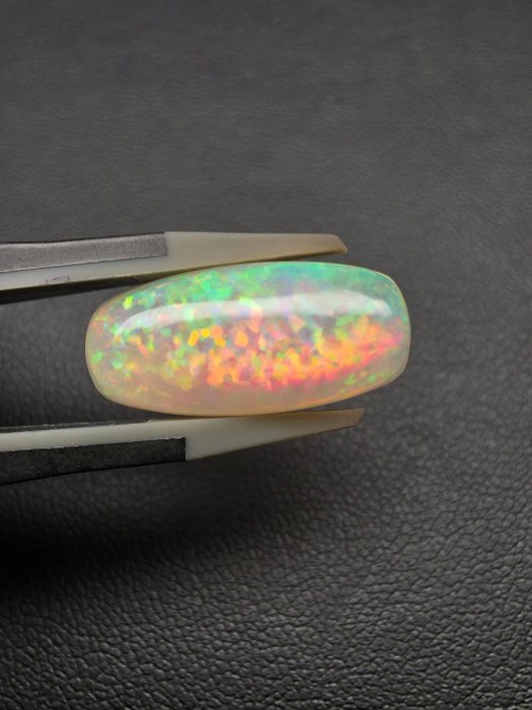 5.41cts Natural White Opal Cabochon - Height: 21 mm - Width: 9.5 mm- 1.08 g