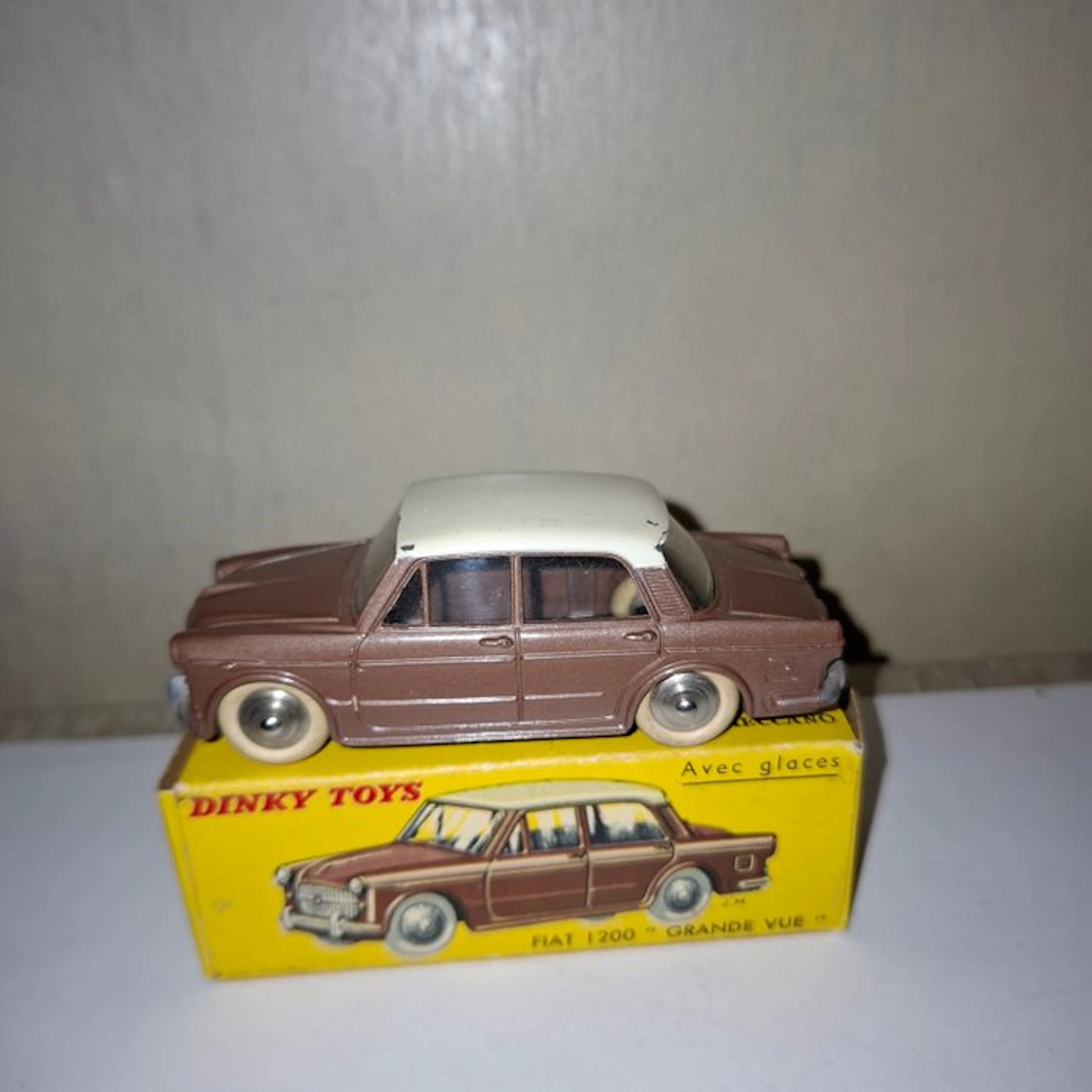 Dinky Toys 1:43 - Model car - Fiat 1200 Grande Vue