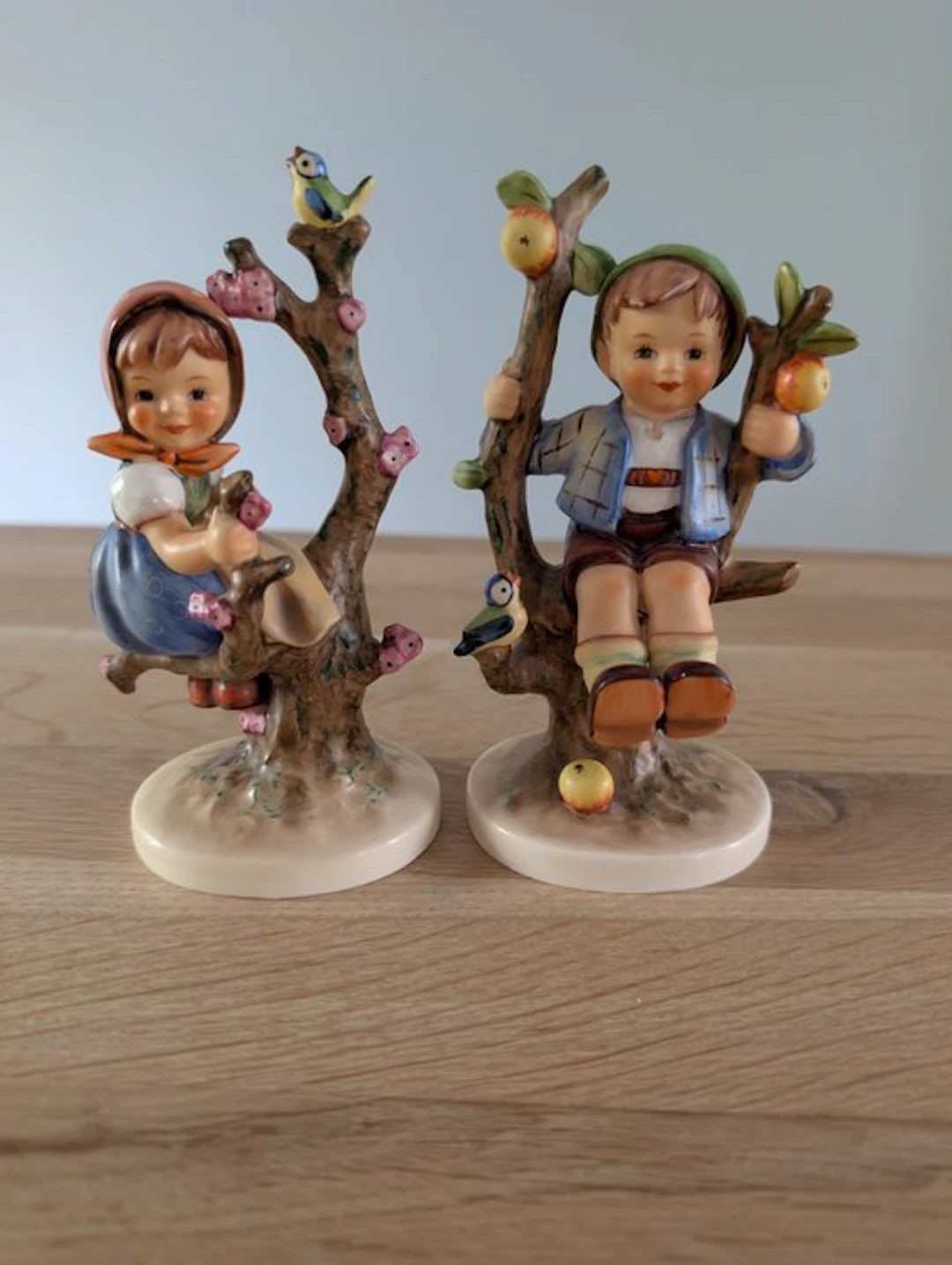 Goebel - Figurine - Hummel jongen en meisje in boom set - TMK6 (2) - Porcelain