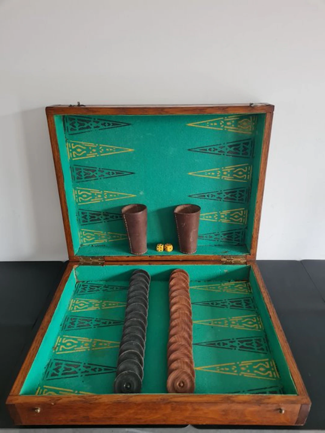 Game - Oude backgammon in unieke houten koffer met inlegfineer op deksel