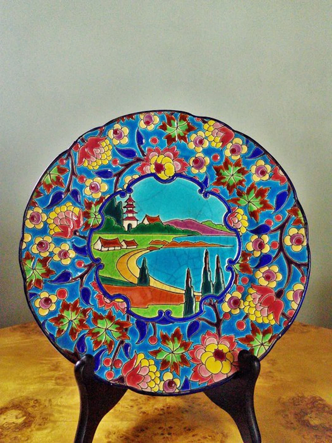 Longwy - Plate - Geëmailleerde reliëfdecoratie...
