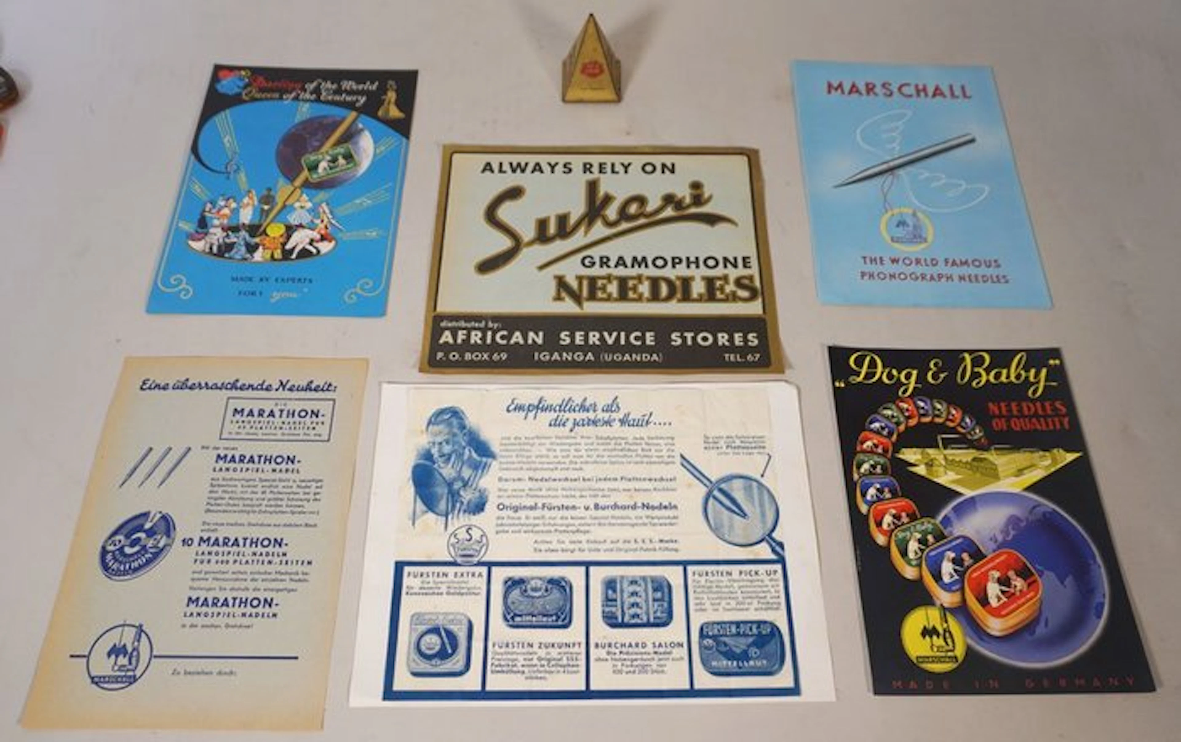 Diverse merken - Brochures en Pyramide naaldendoosje 78 rpm gramophone player