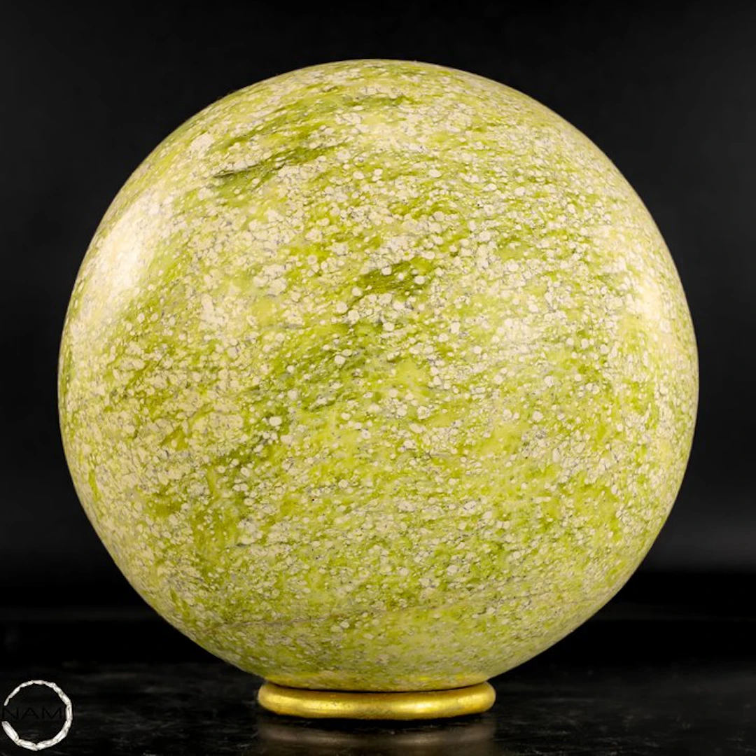 Natural serpentine sphere – harmonious interplay of earth-green and