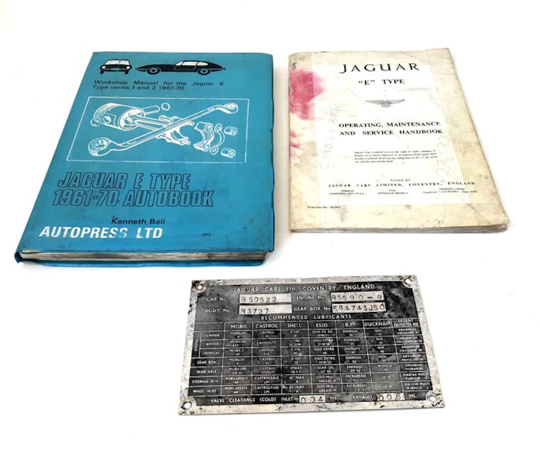 Jaguar E-type S2 OTS #850522. - Chassis plate + boeken