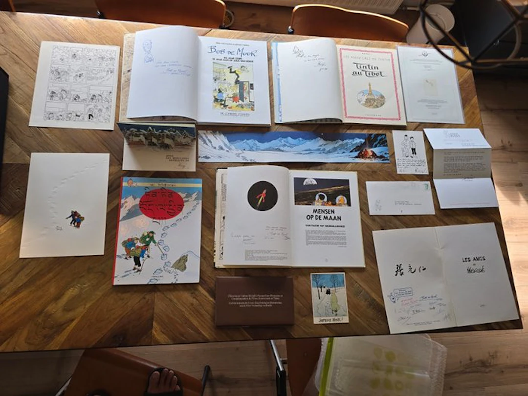 Collection de documents : dédicace et signature d'Hergé +...