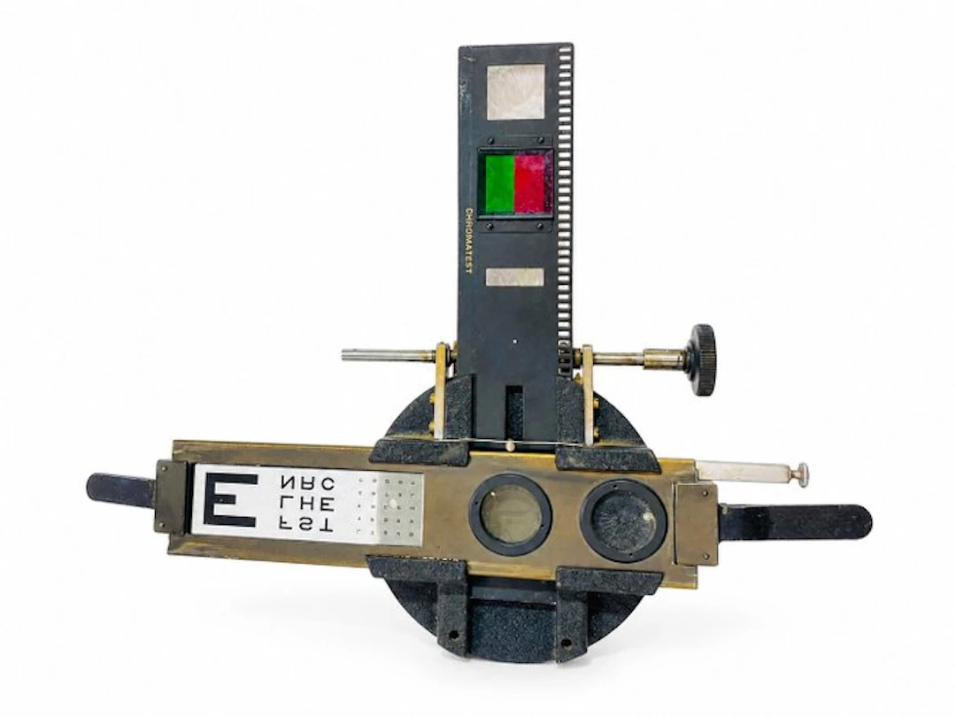 Medical optical instrument - Ancien appareil d’optométrie...