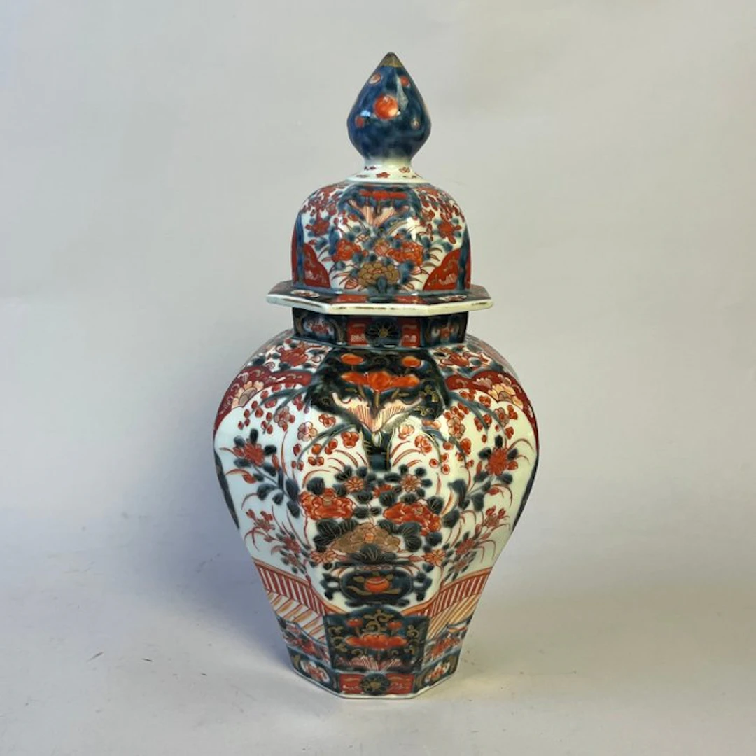 Vase - Large Japanese Imari lidded vase