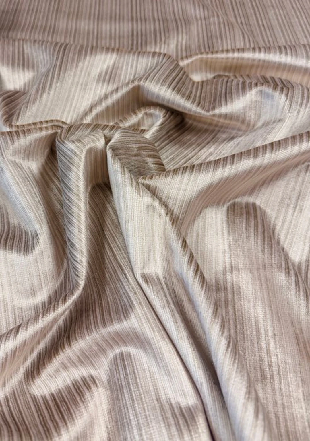 1755★ Short-pile velvet in rosy beige with an iridescent...