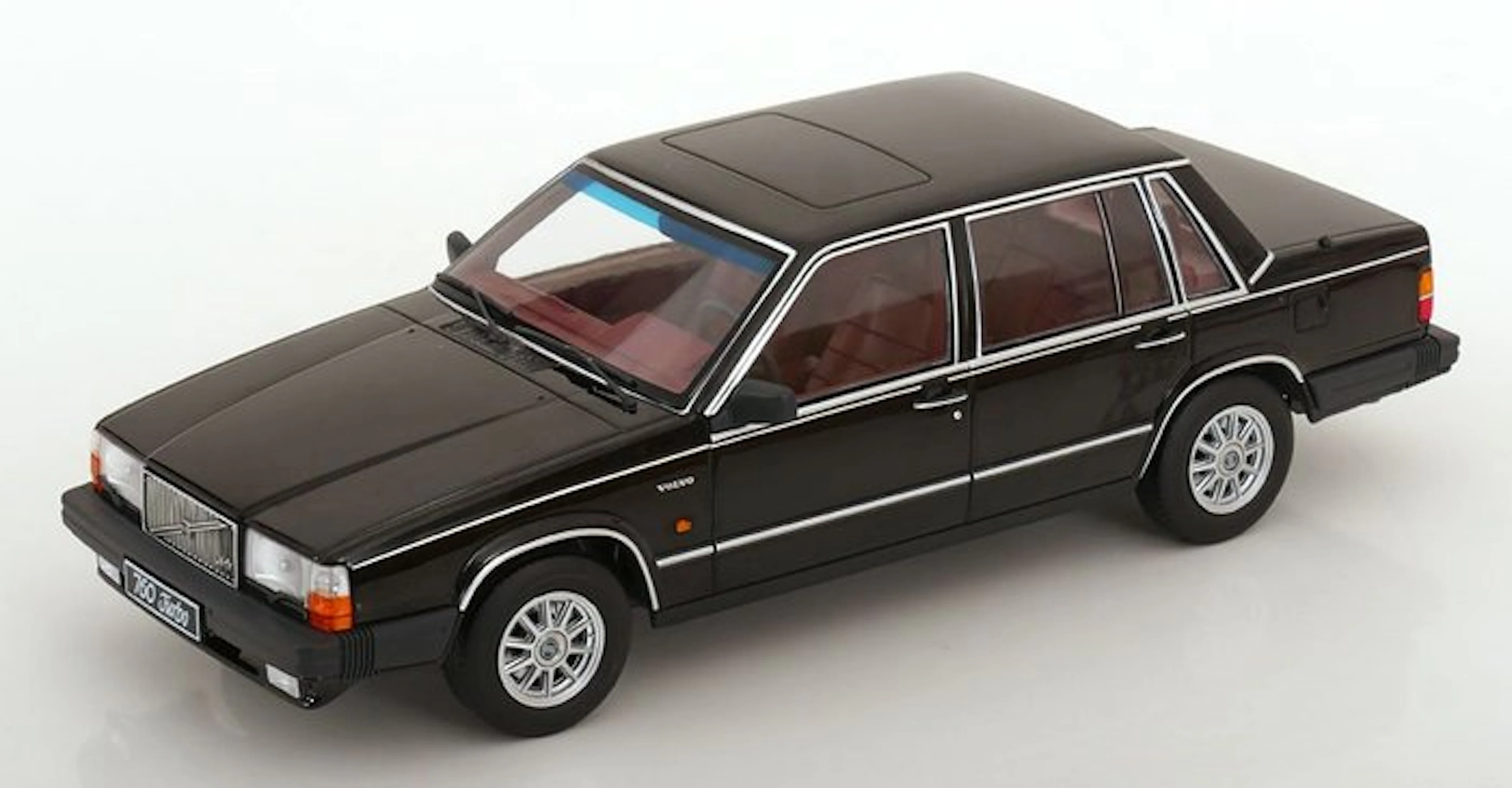 Triple9 1:18 - Model car - Volvo 760 Limousine - 1985 - Zwart - Limited edition