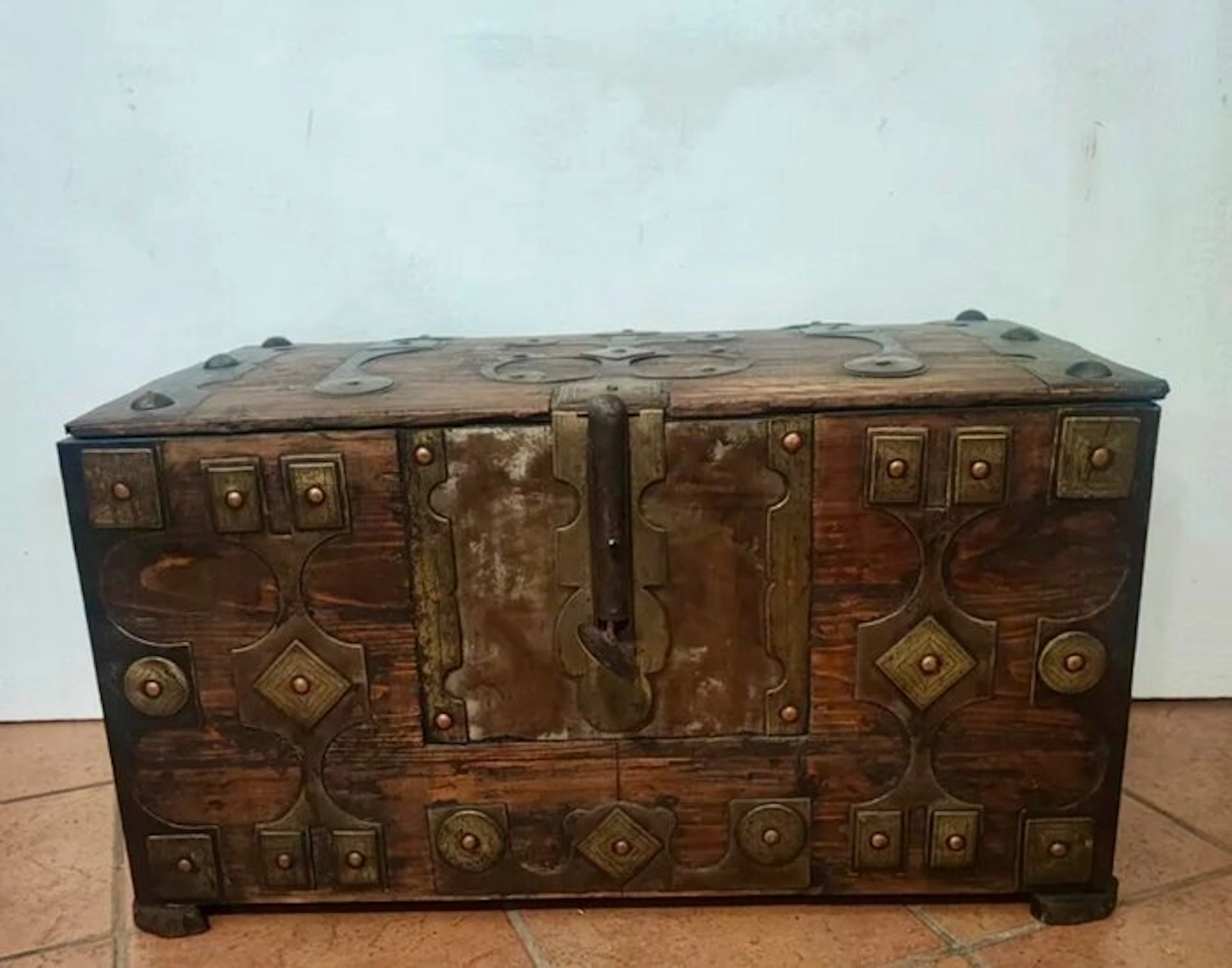 Berber trunk of antique make. - Wood - Morocco - circa 1960-1970