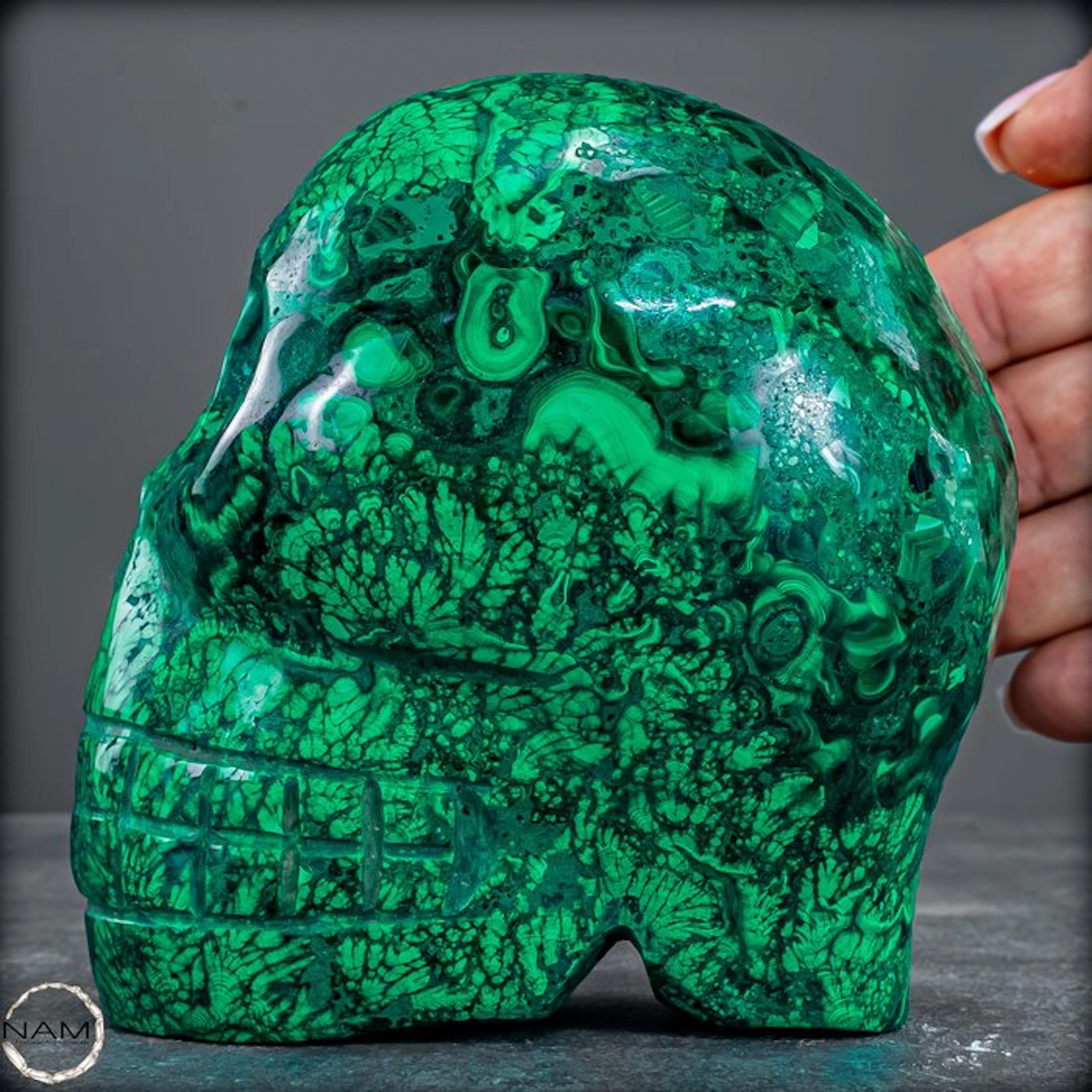 Hand-carved malachite skull – Exclusive gemstone...